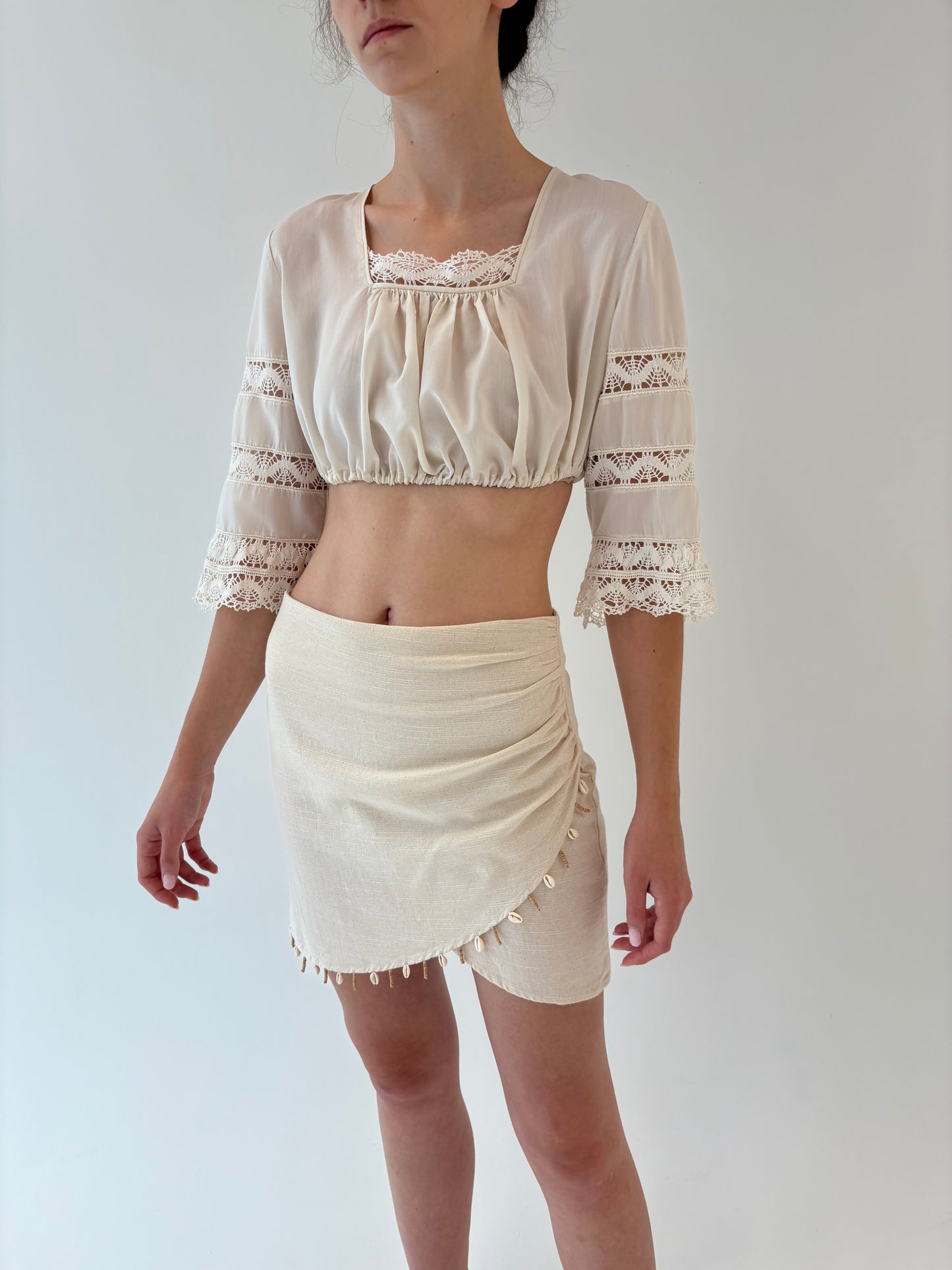 Top vintage butter nude din panzica cu inserții de dantelă macrame