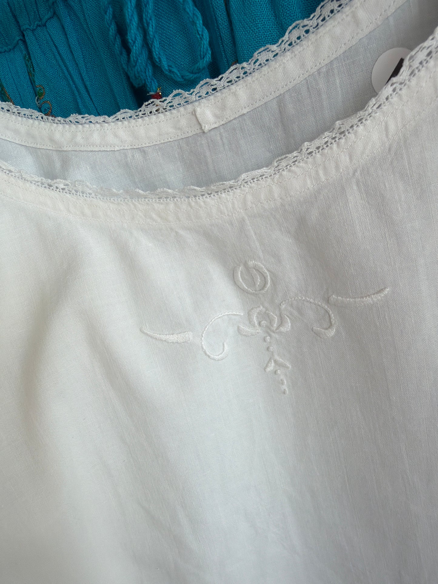 Top old vintage cu broderie manuală delicată din pânză excepțională de bumbac