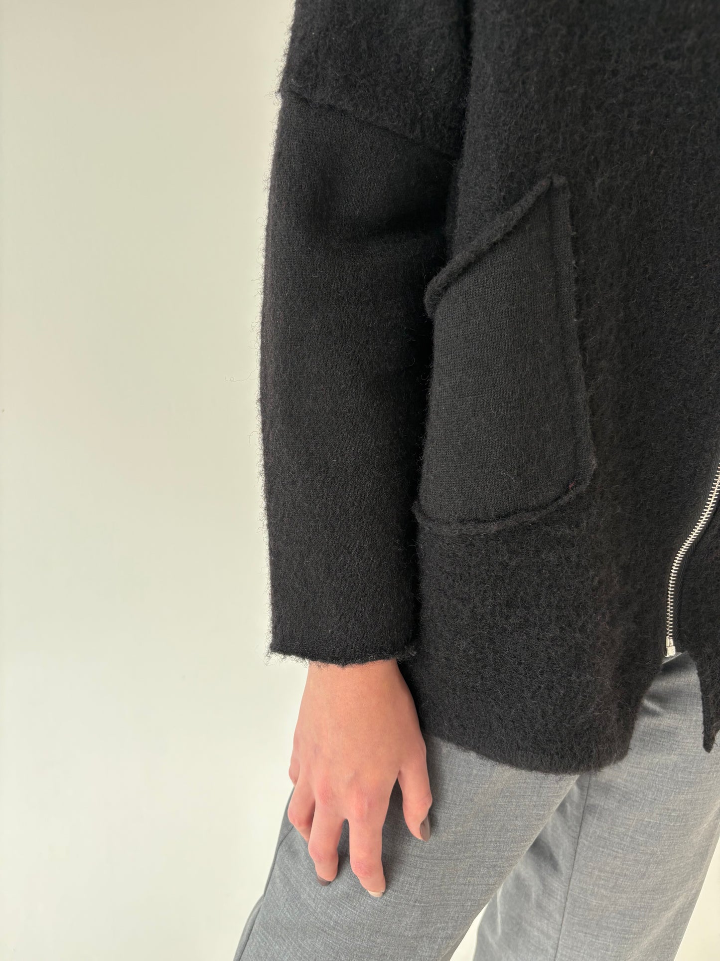 Jacheta neagră din boiled wool petite cu influențe sport în croi lejer
