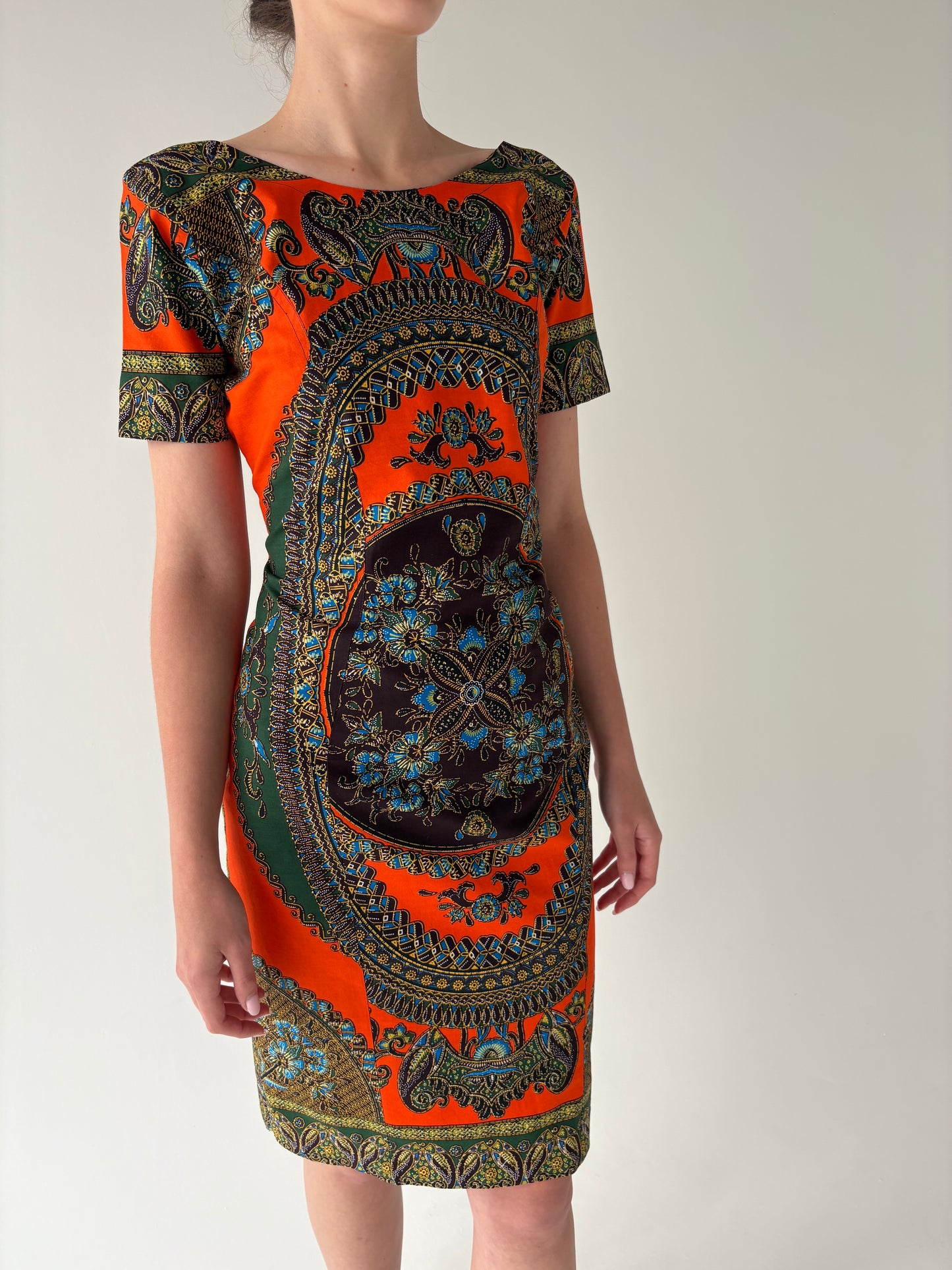 Rochie din pânză de bumbac ușor structurată cu print paisley