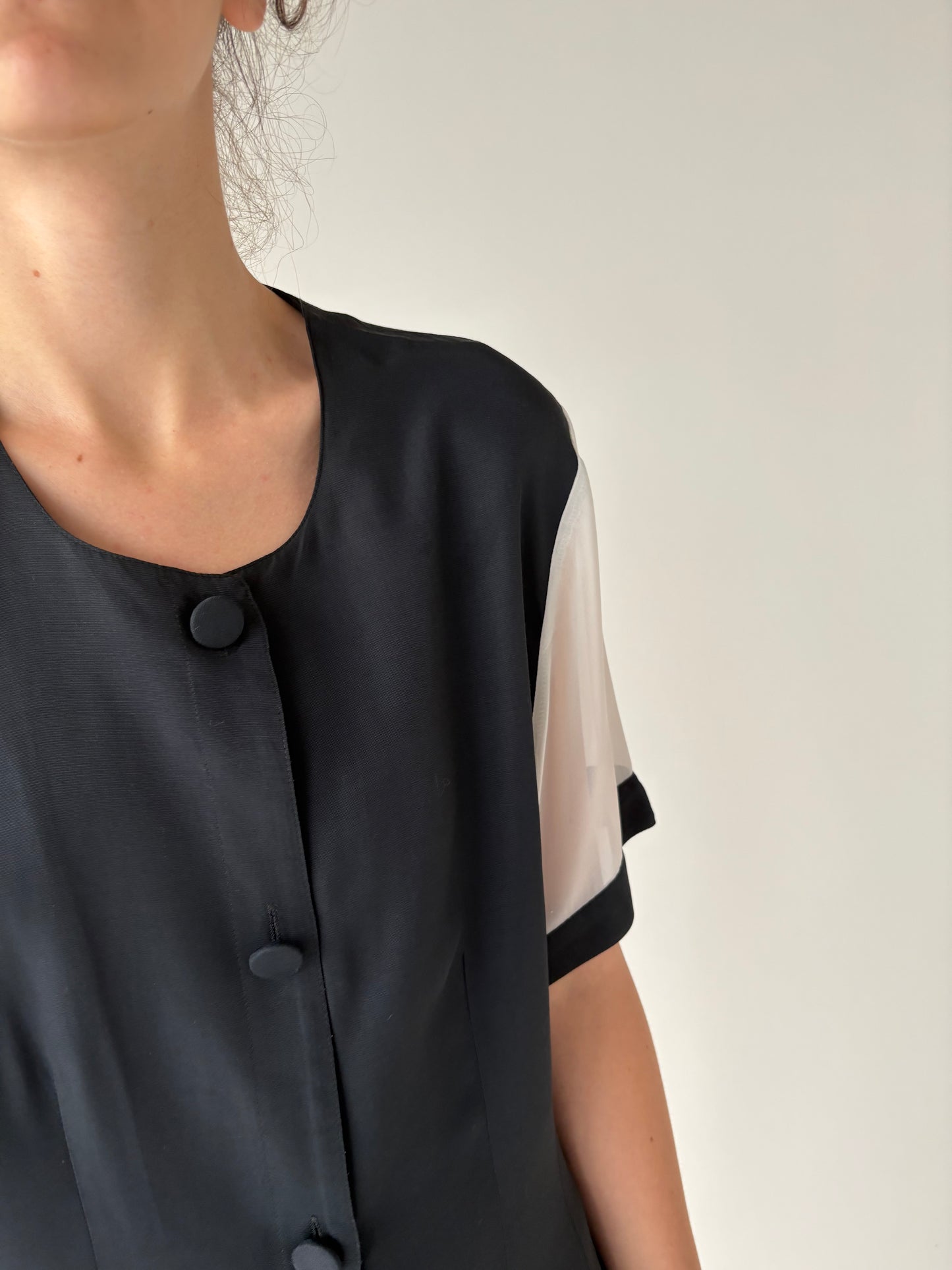 Cămașa vintage alb negru cu mâneci din organza