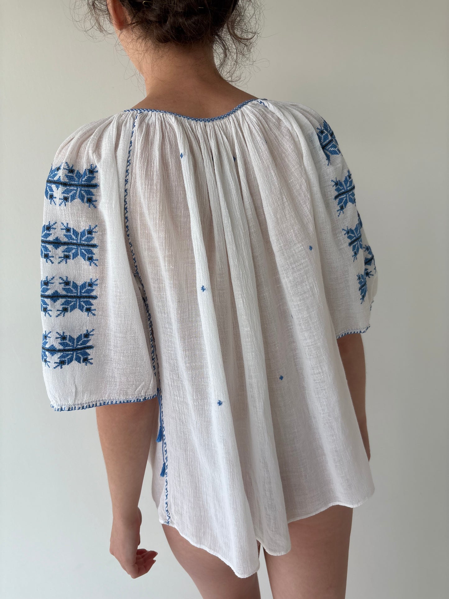 Top excepțional din pânză moale cu broderie manuală delicată