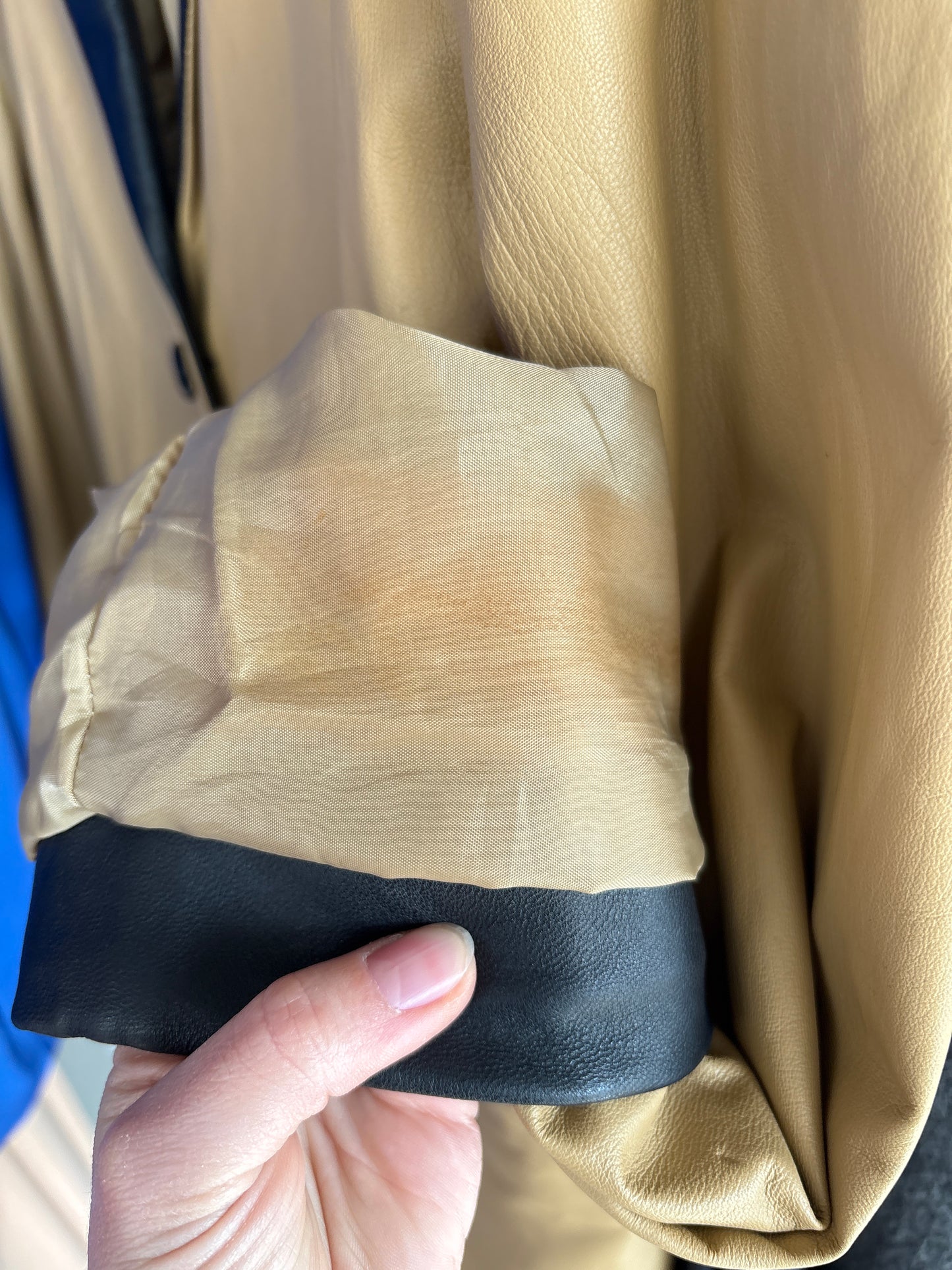 Sacou camel din piele naturală extrem de moale cu revere și manșete contrastante