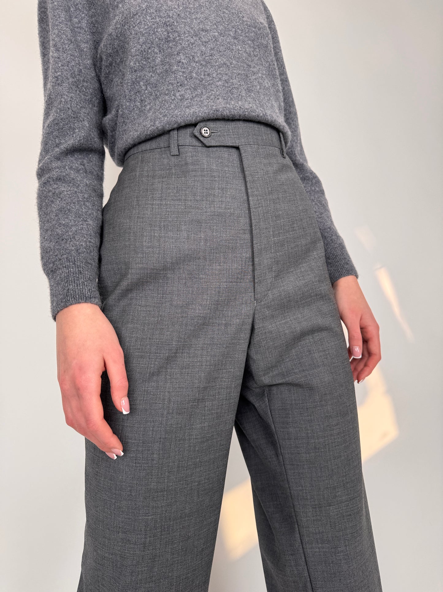 Pantaloni pebble gray din stofita de primăvară