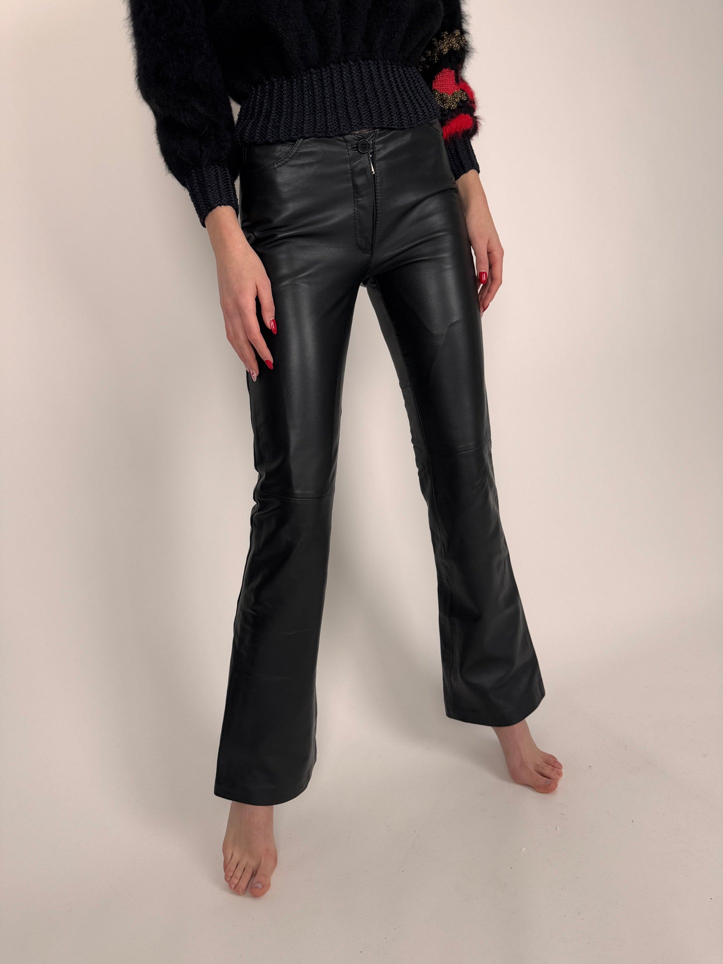 Pantaloni din piele naturală extrem de moale în croi ușor evazat