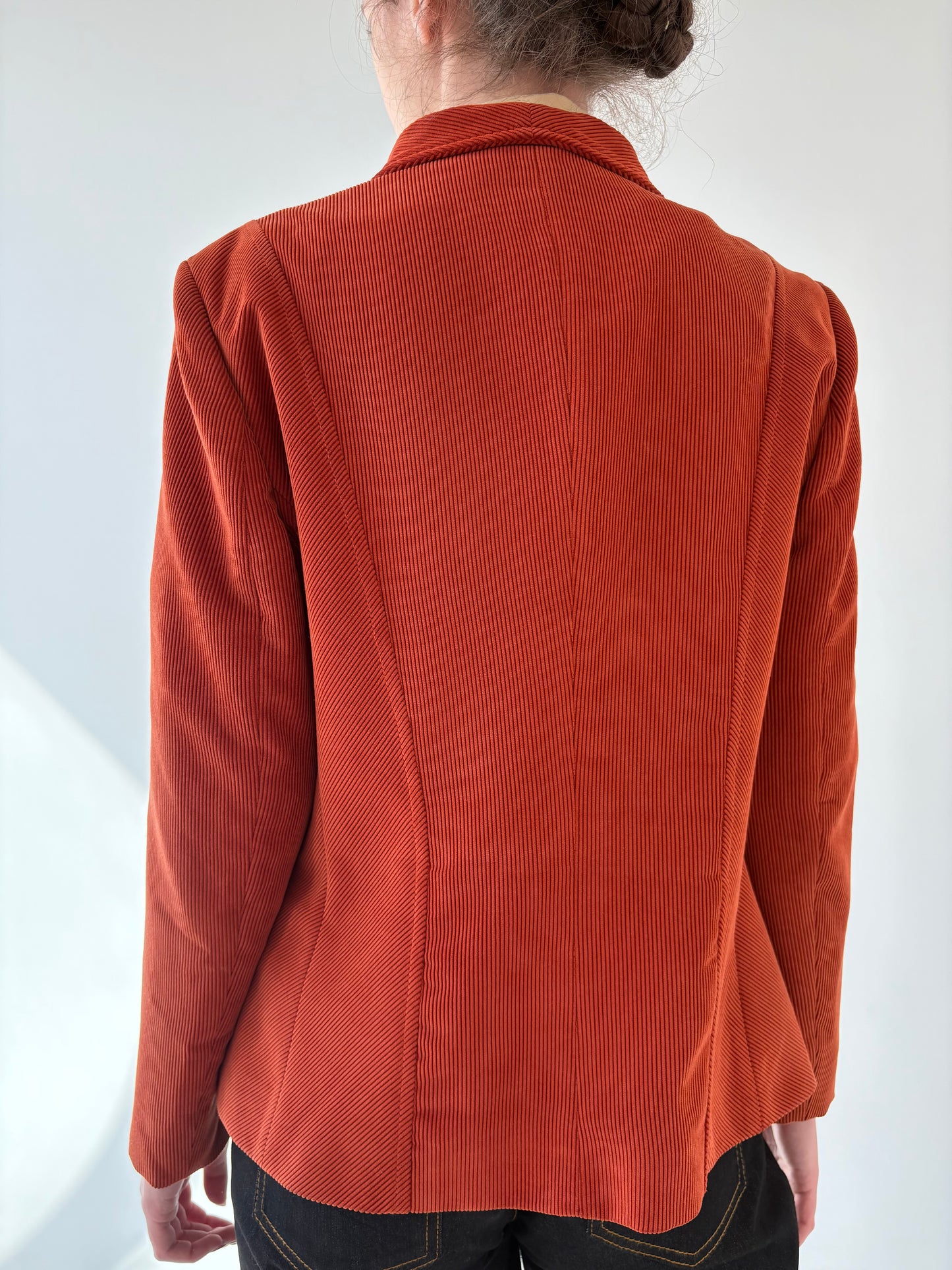 Sacou din corduroy brick red cu influențe caudal și în croi ușor cambrat