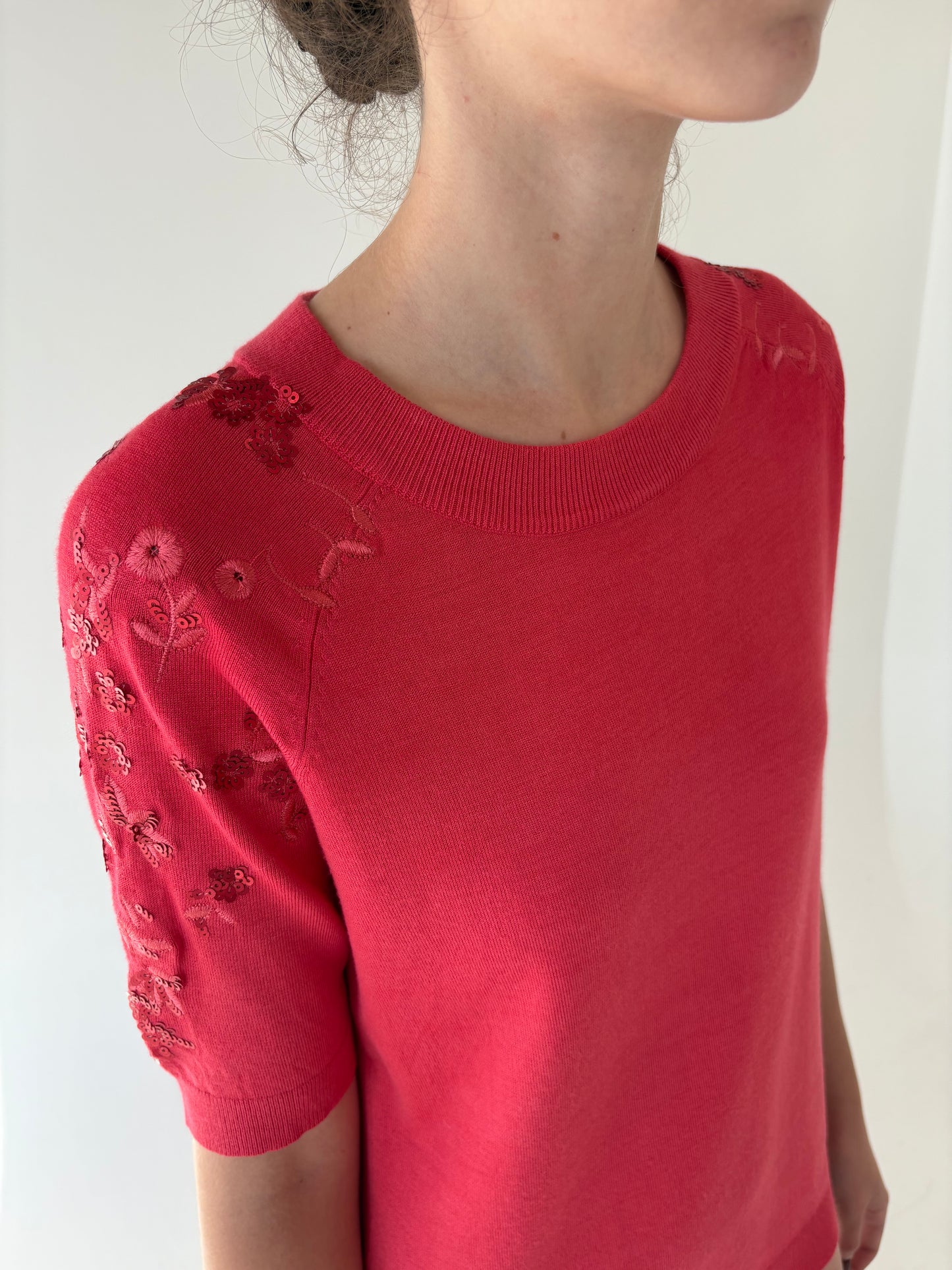 Top coral red cu broderie si decolteu bărcuța din bumbac de gramaj mare