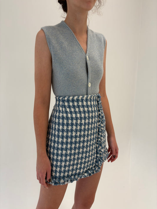 Fustă din tweed în stil Chanel butter white cu jeans blue