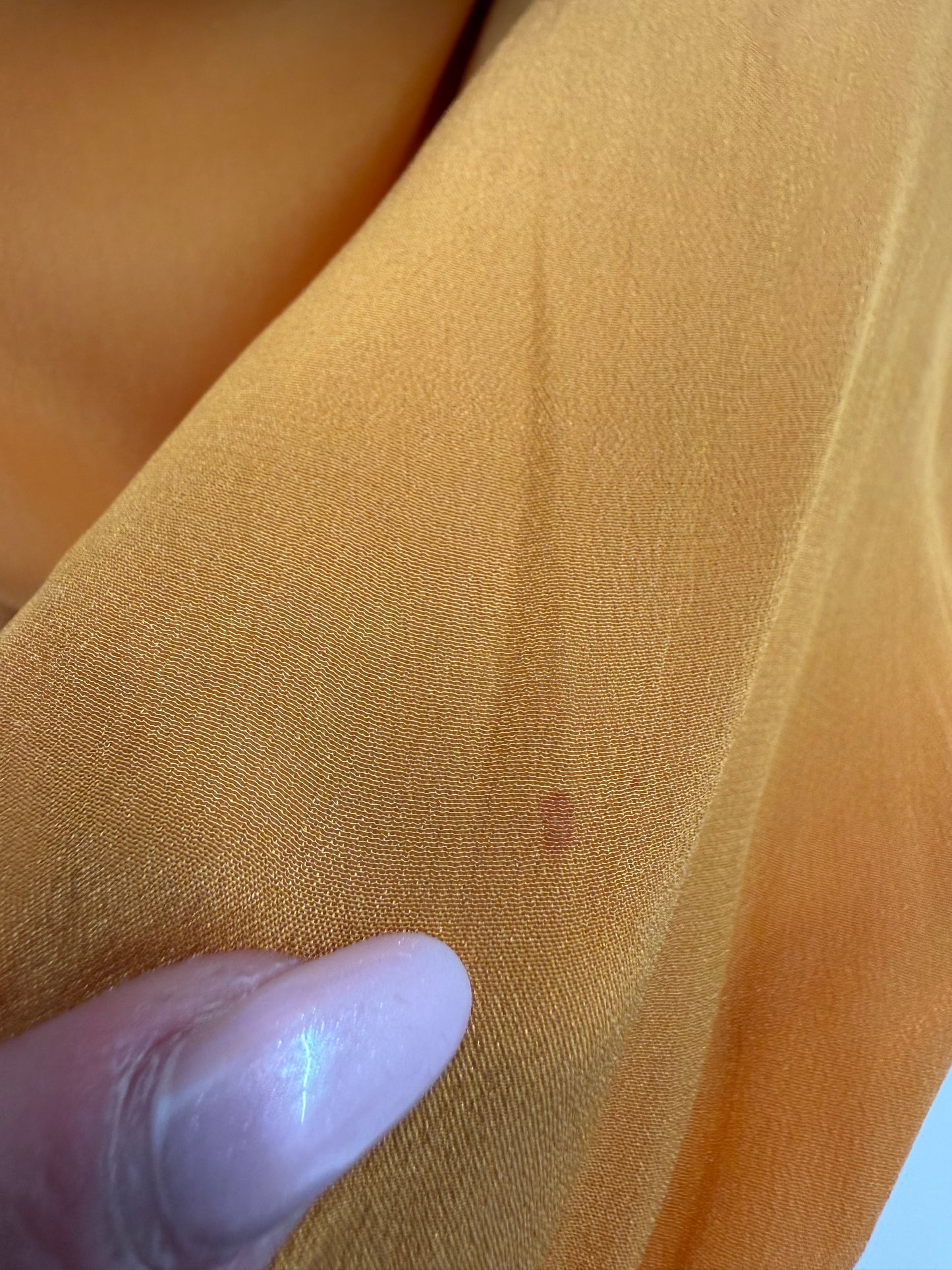 Cămașa saffron yellow din mătase naturală in croi lejer