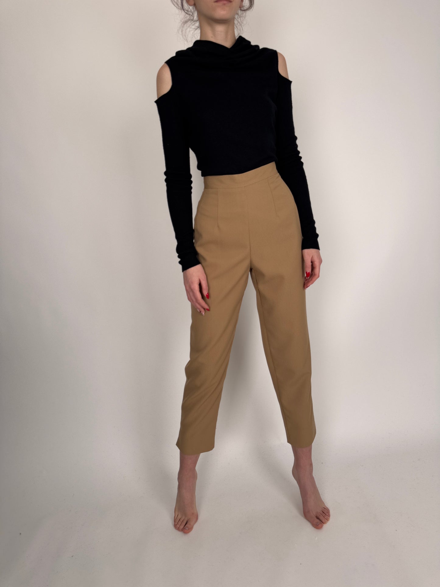 Pantaloni camel cu talie ultra înaltă marcată din stfia de lana premium