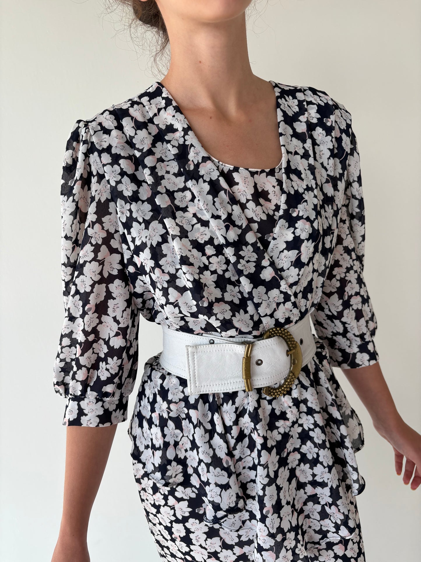 Rochie vintage cu print floral delicat și talie ultra marcată cu peplum