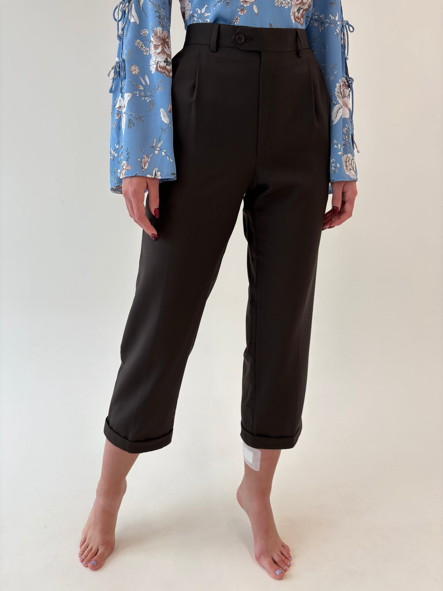 Pantaloni petite chocolate brown din lana extrafina certificată super 100s