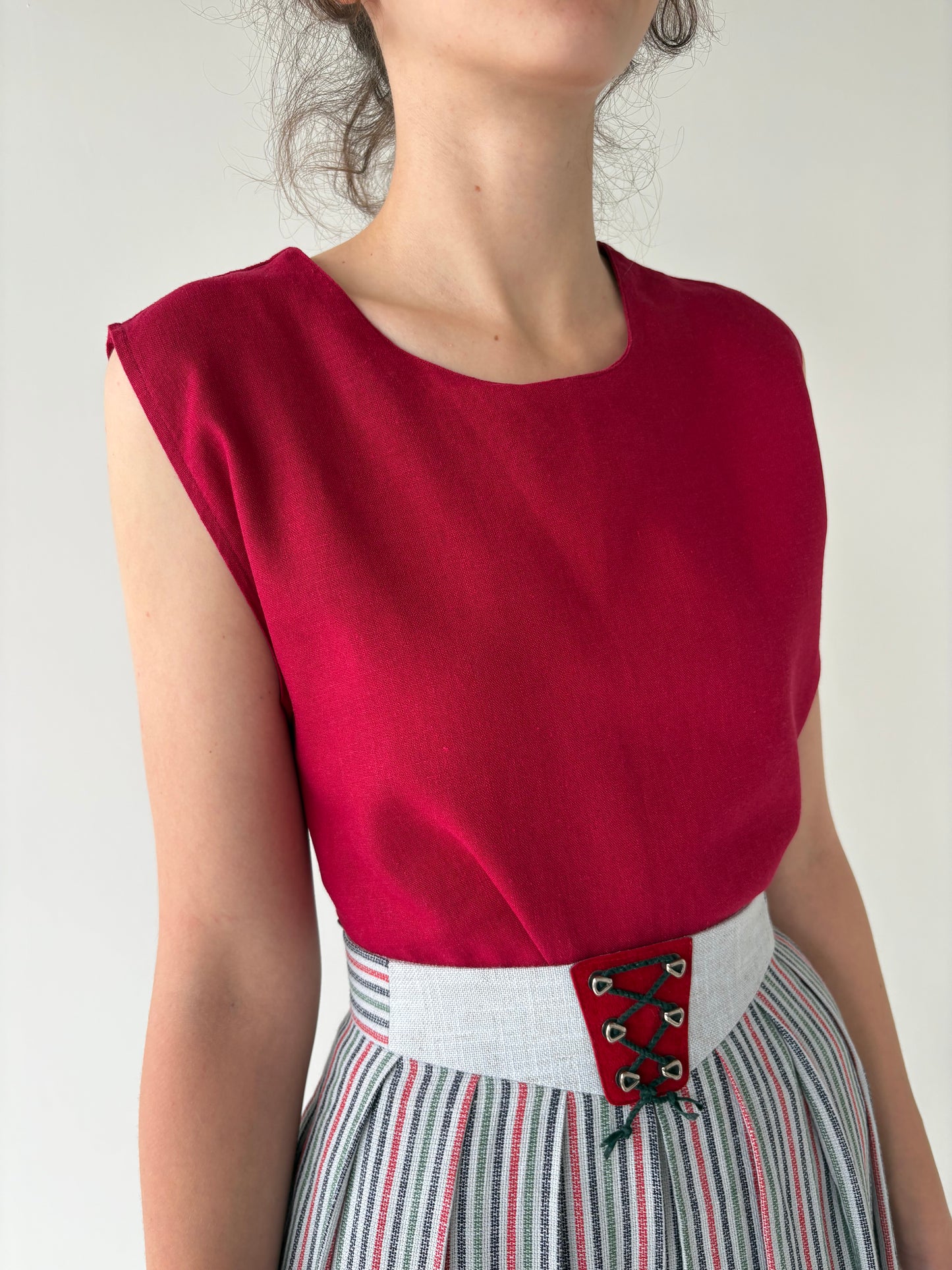 Top din pânză de in și bumbac cherry red în croi minimalist
