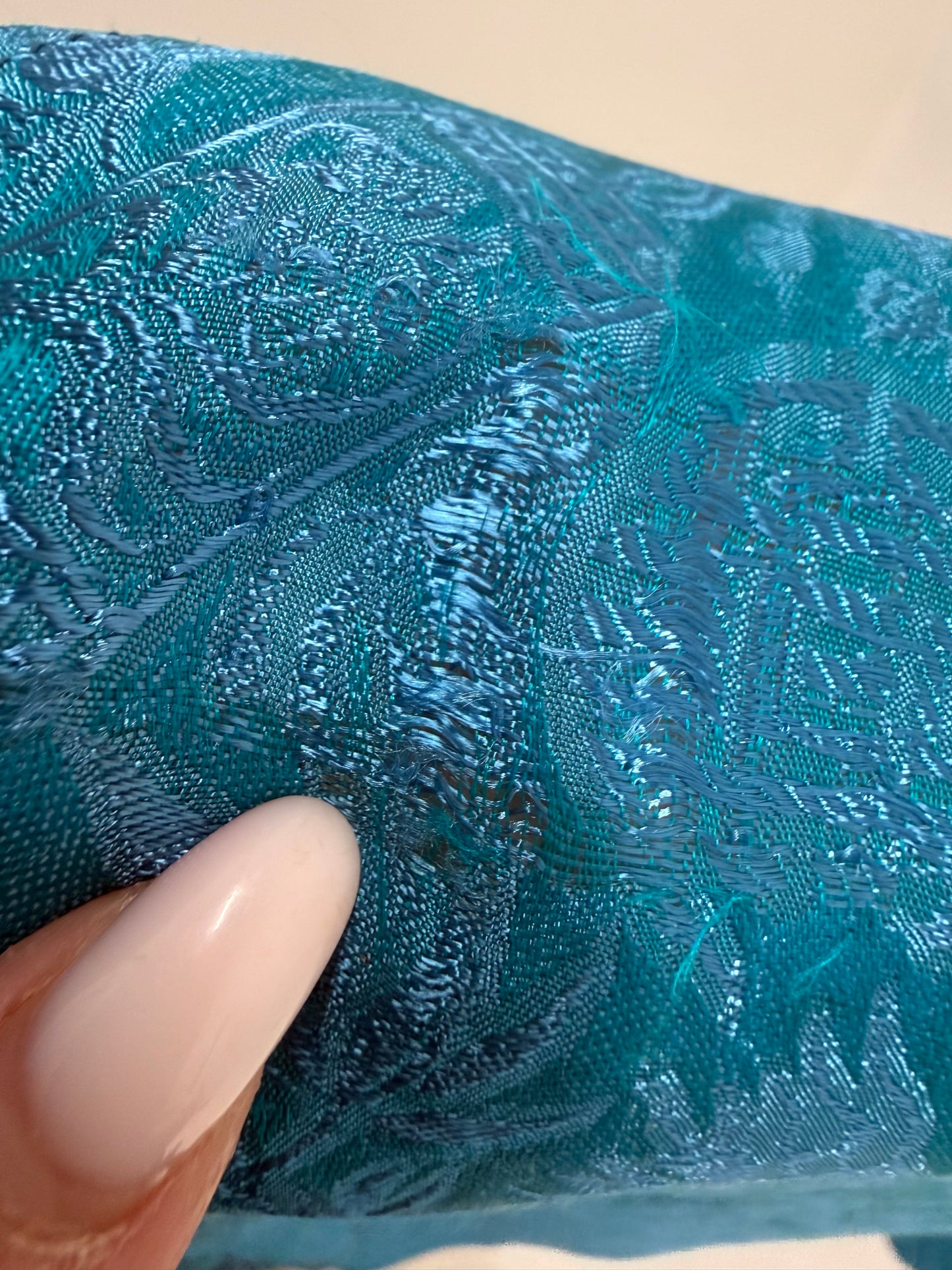 Pantaloni petrecuți cu influențe asiatice din țesătură ușor perlata de mătase naturală