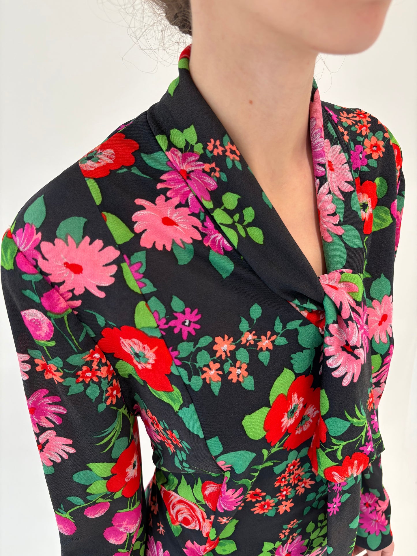 Rochie vintage cu print floral în culori tari din Georgette ușor strech