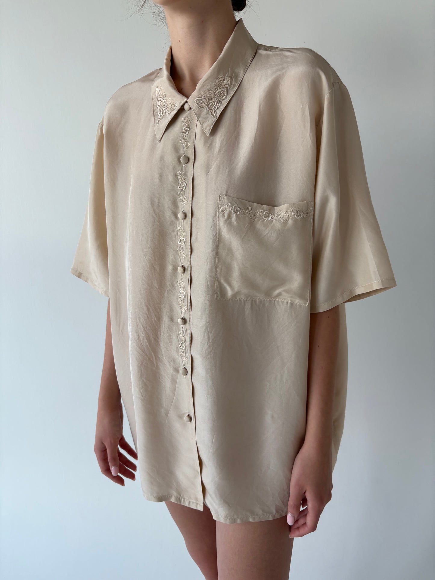 Cămașa light nude din mătase naturală cu broderie delicată