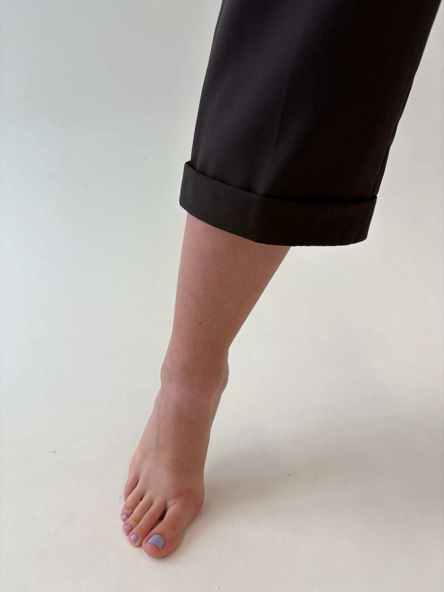 Pantaloni petite chocolate brown din lana extrafina certificată super 100s