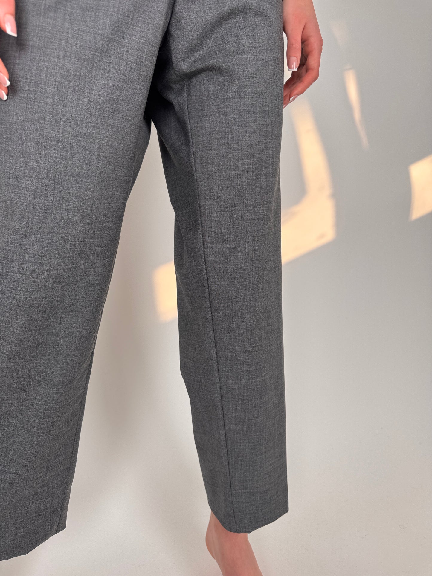 Pantaloni pebble gray din stofita de primăvară