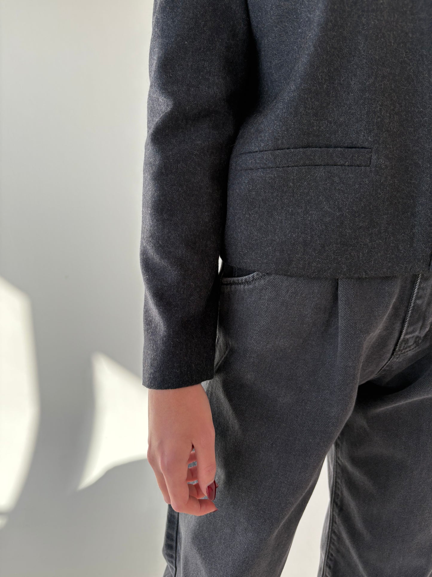 Jacheta italiană din lana pura virgină în croi minimalist ușor cropped