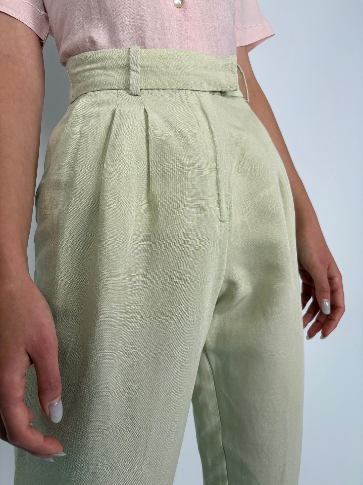 Pantaloni light nude cu talie ultra înaltă și pense din pânză