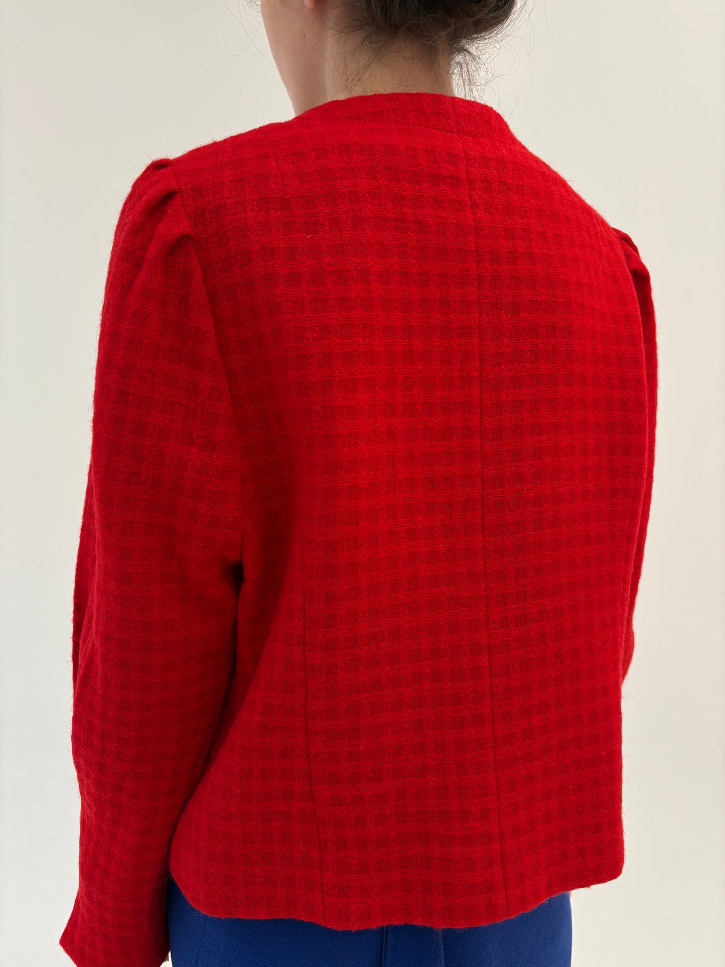 Sacou cambrat cherry red in stil Chanel din tweed de lana certificată