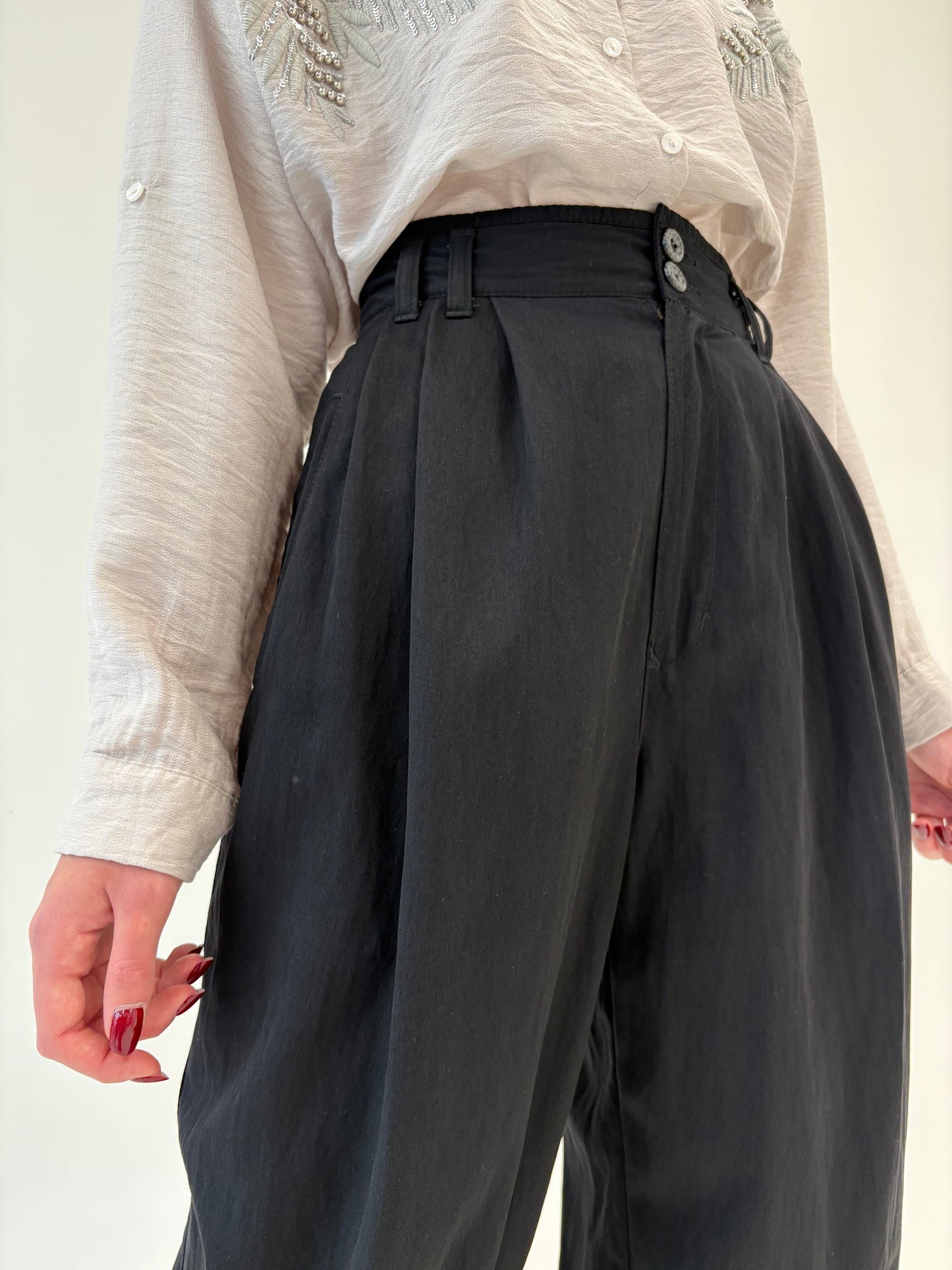 Pantaloni negri tall in croi Barrel cu pense și talie ultra înaltă