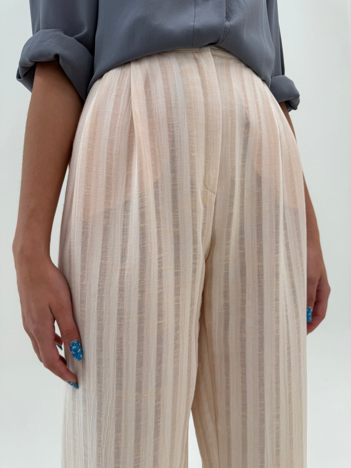 Pantaloni capri dusty peach din panzica texturată cu dungi verticale