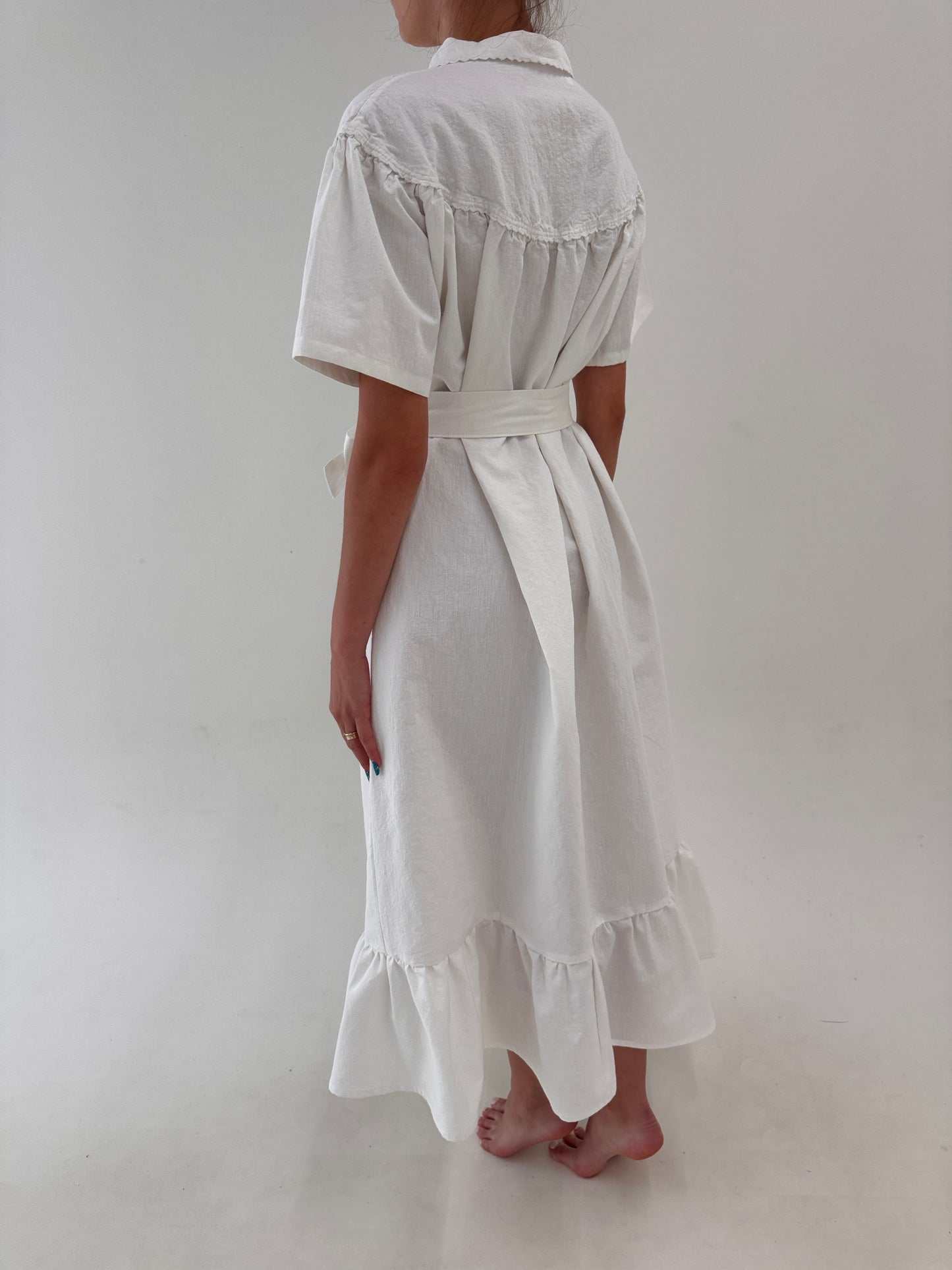 Rochie maxi din pânză excepțională de in cu broderie manuală delicată și cordon