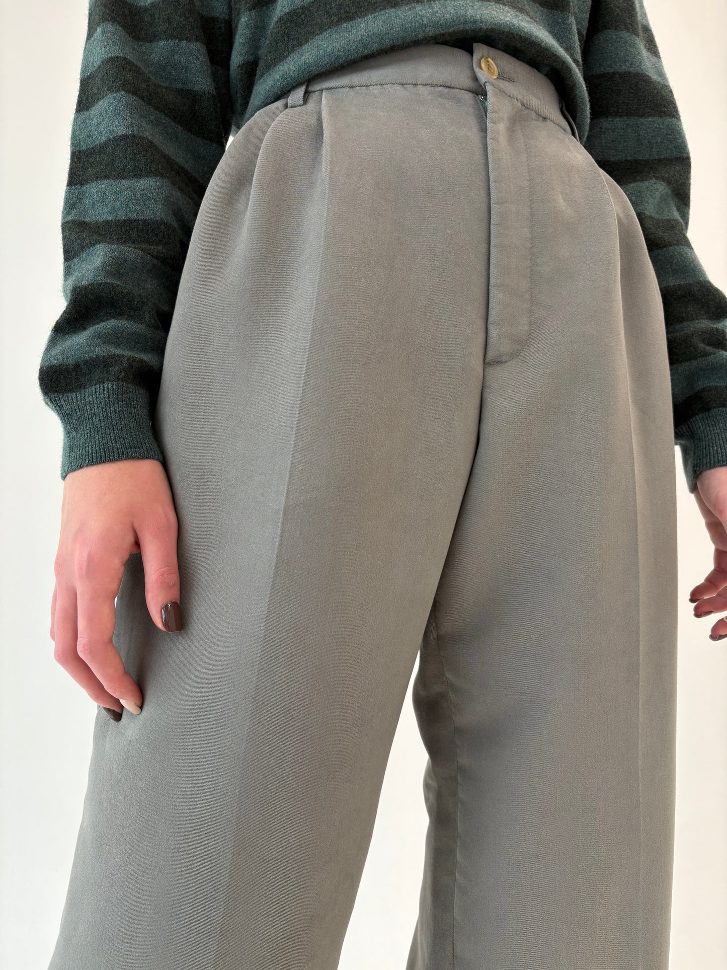 Pantaloni vintage cu pense și talie ultra înaltă Sage green din gabardină