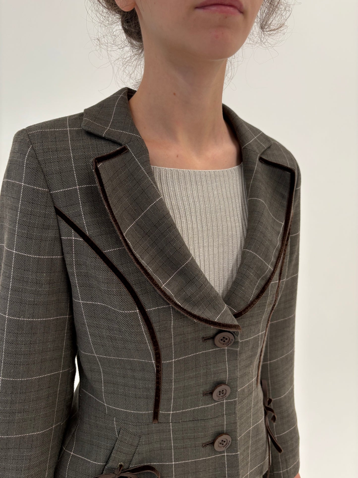 Sacou cambrat ultra feminin cu inserții și fundițe de catifea chocolate brown