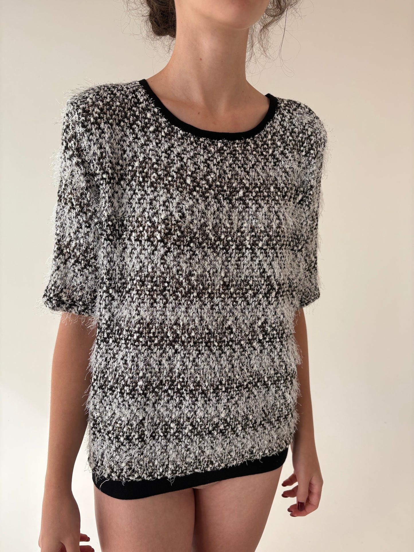 Top din jerse pufos in stil Chanel cu franjuri fine și inserții delicate aurii