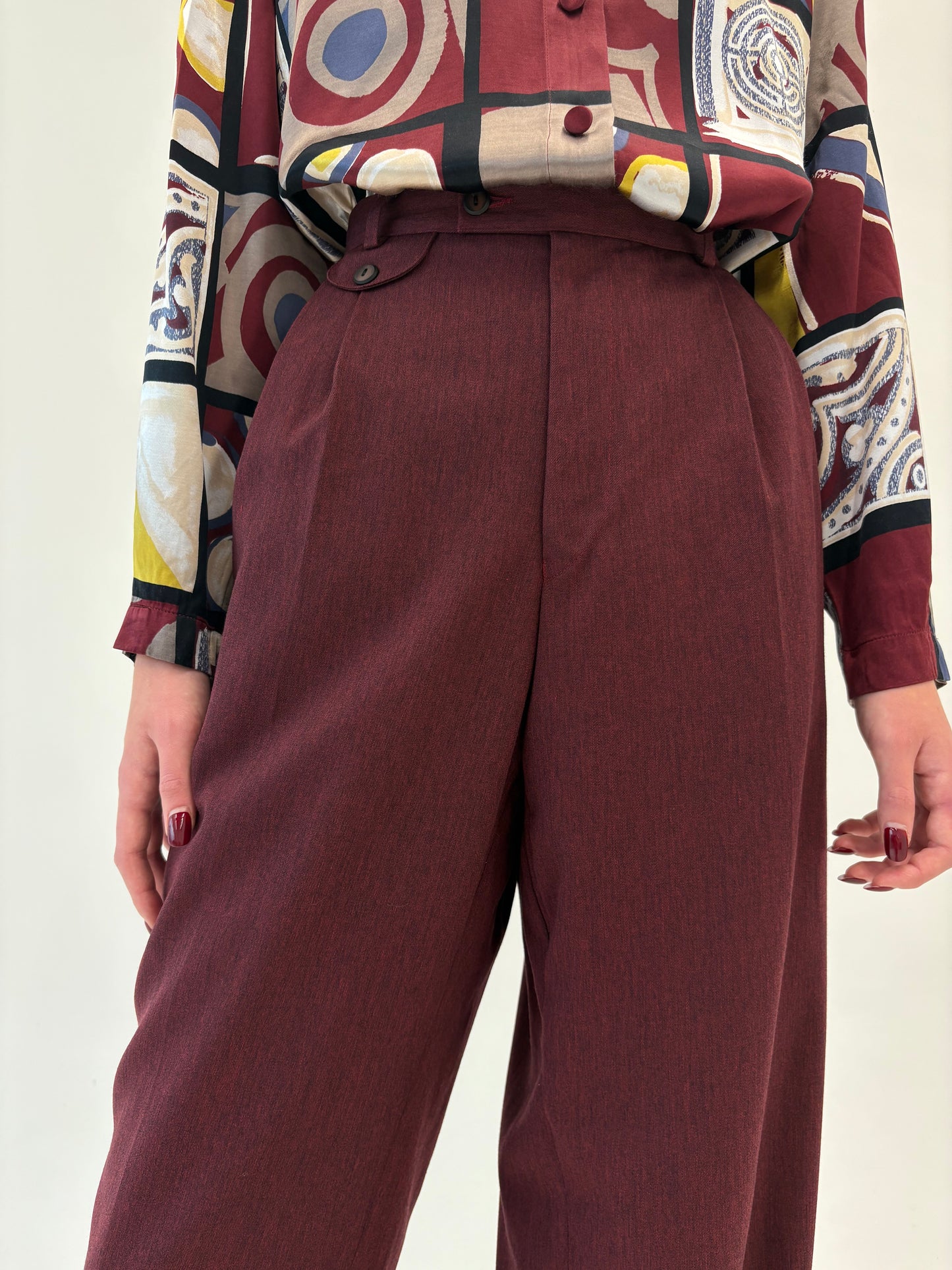 Pantaloni tall burgundy cu pense din mix de lana extrafina