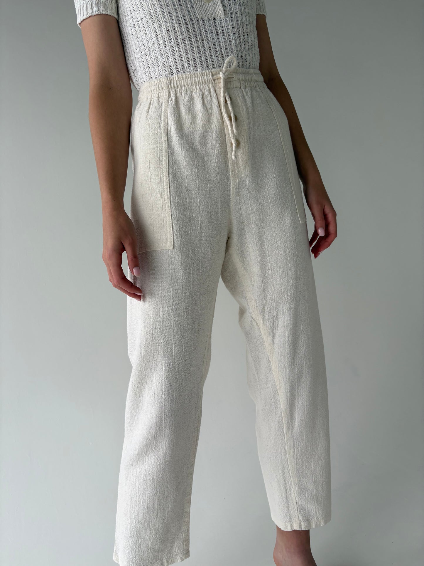 Pantaloni butter white din pânză excepțională cu influențe ușor sport