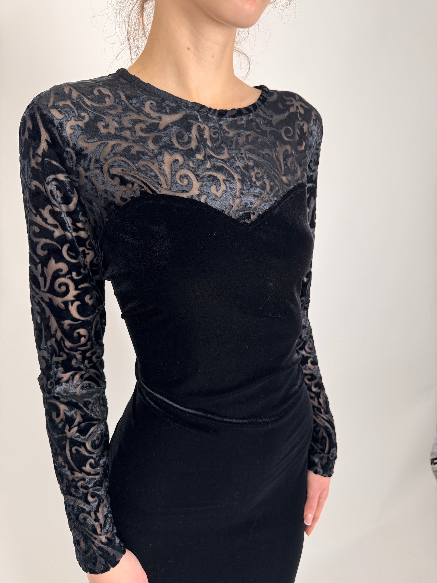 LBD vintage superb în croi minimalist din catifea modelatoare