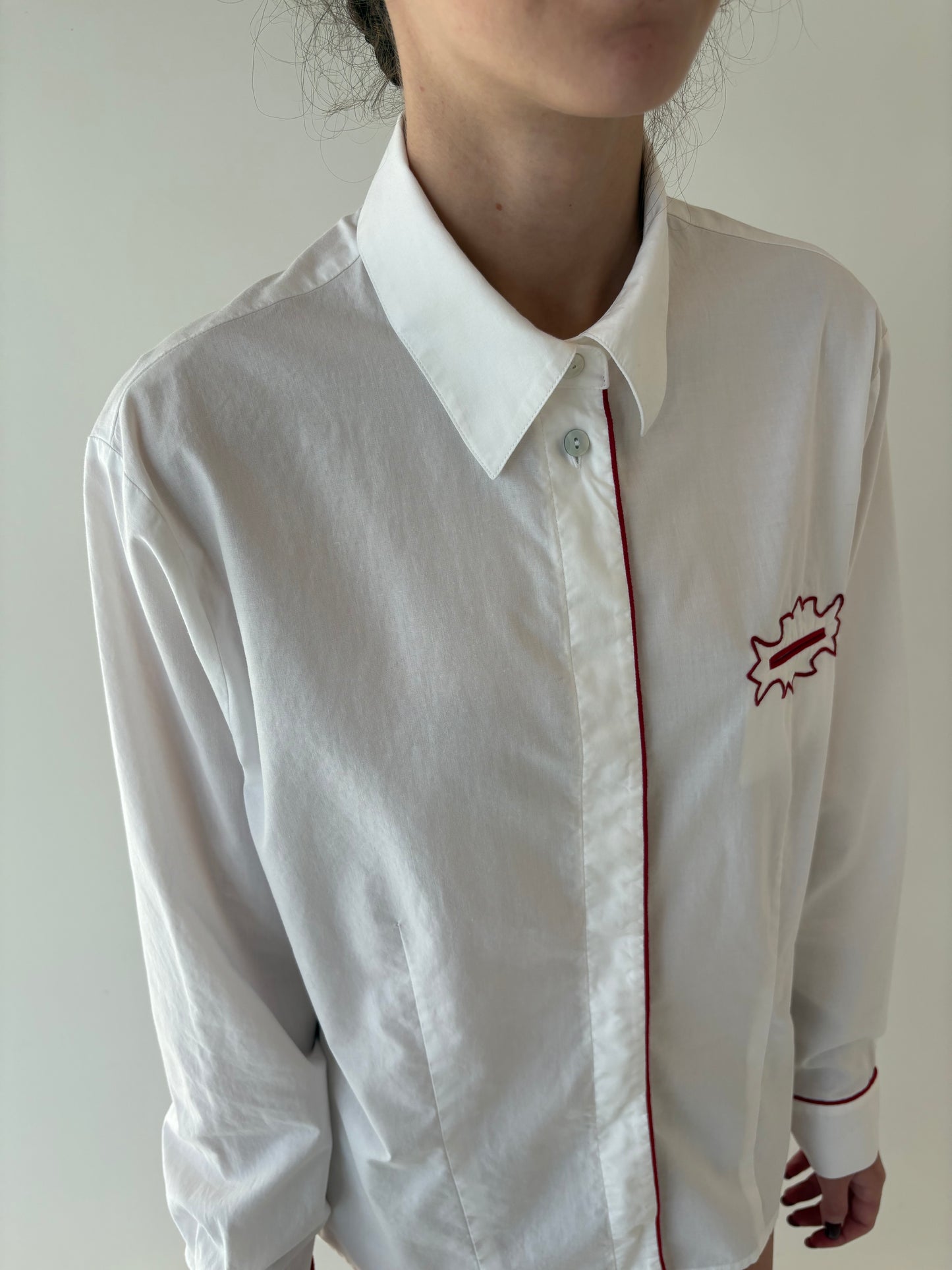 Cămașa vintage cu inserții și broderie burgundy în croi ușor cambrat