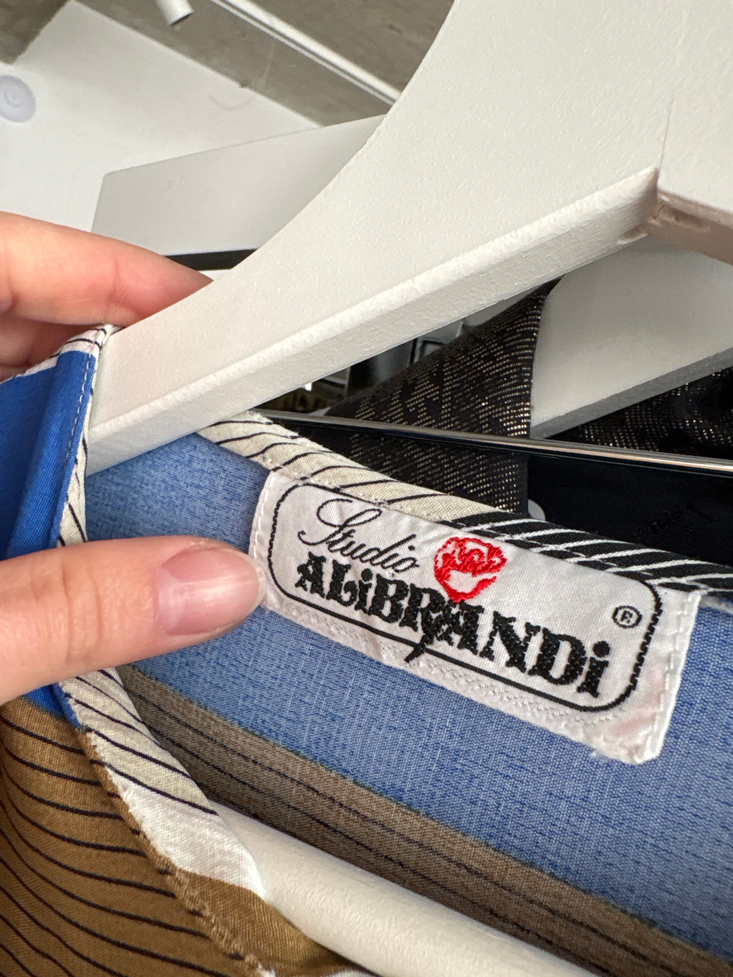 Cămașa din mătase naturală cu mâneci ample și croi drapat în dungi