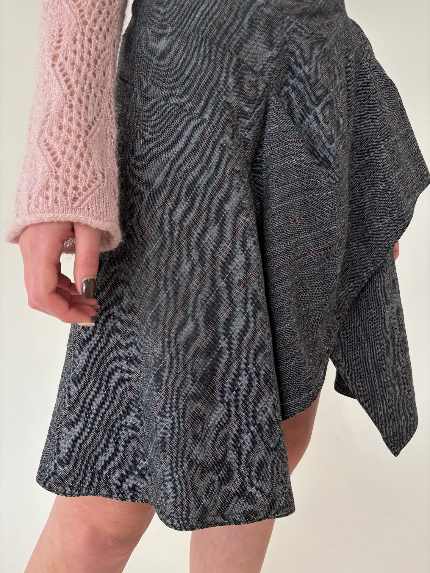 Fustă din stofă de lana extrafina in carouri și croi deosebit