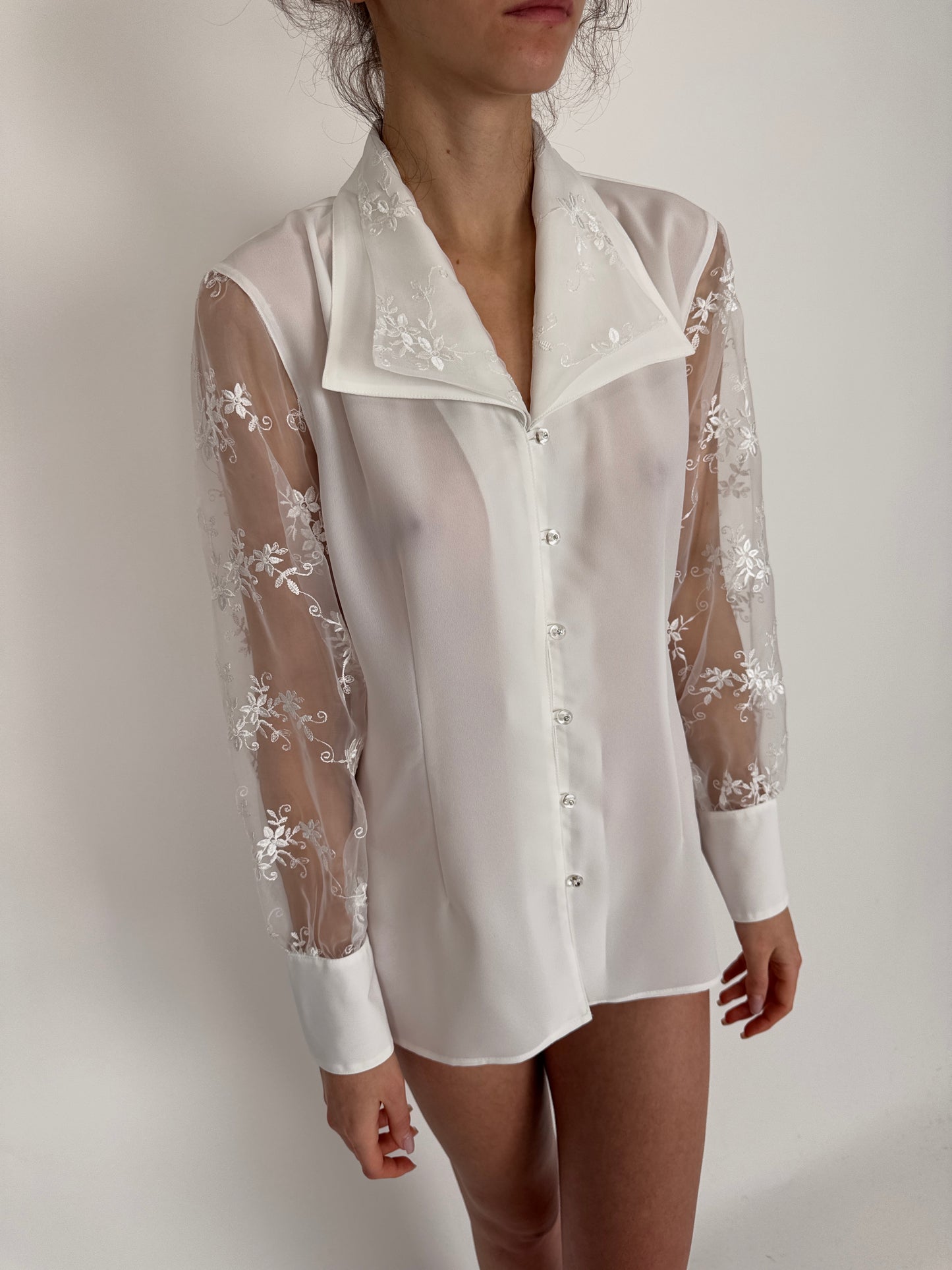 Cămașa vintage cu inserții din organza brodată