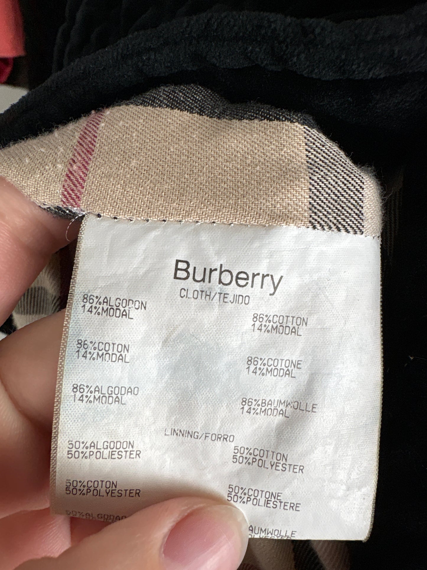 Geacă Burberry matlasata în croi clasic atemporal cu manșete cu logoul brandului