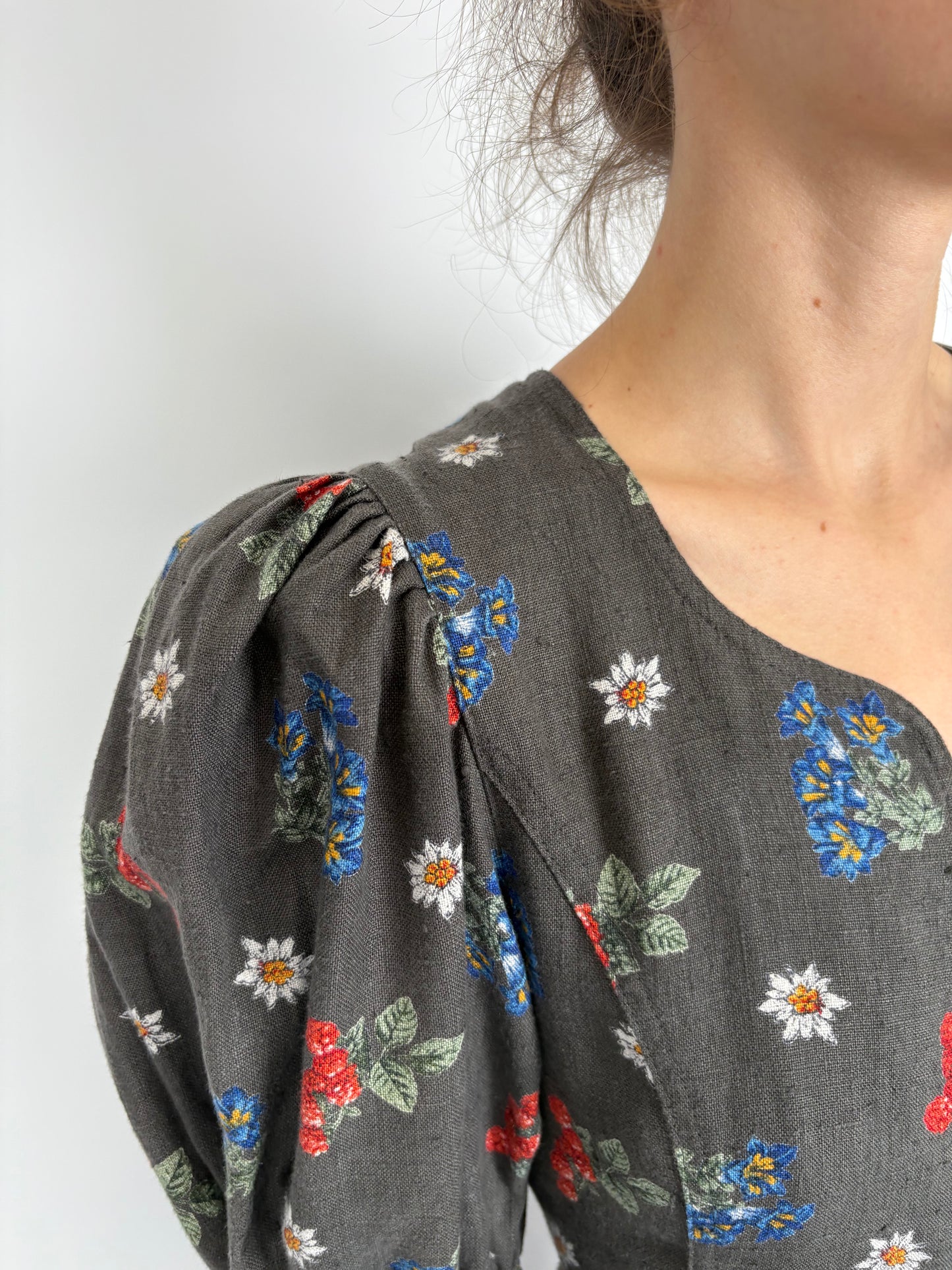 Rochie vintage din pânză grea de in cu talie ultra marcată și corsaj