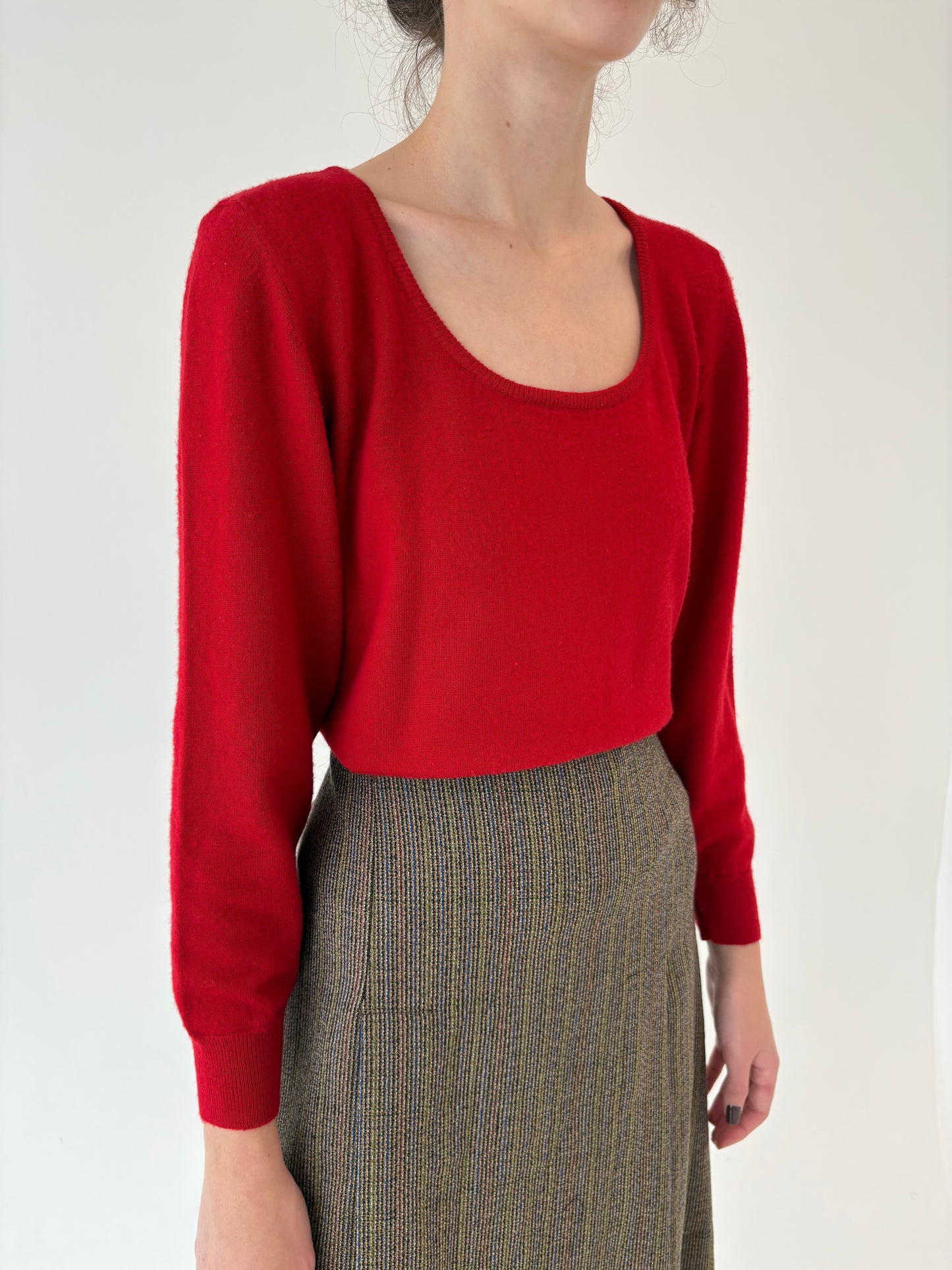 Pulover cherry red cu decolteu pătrat din lana merino extrafina