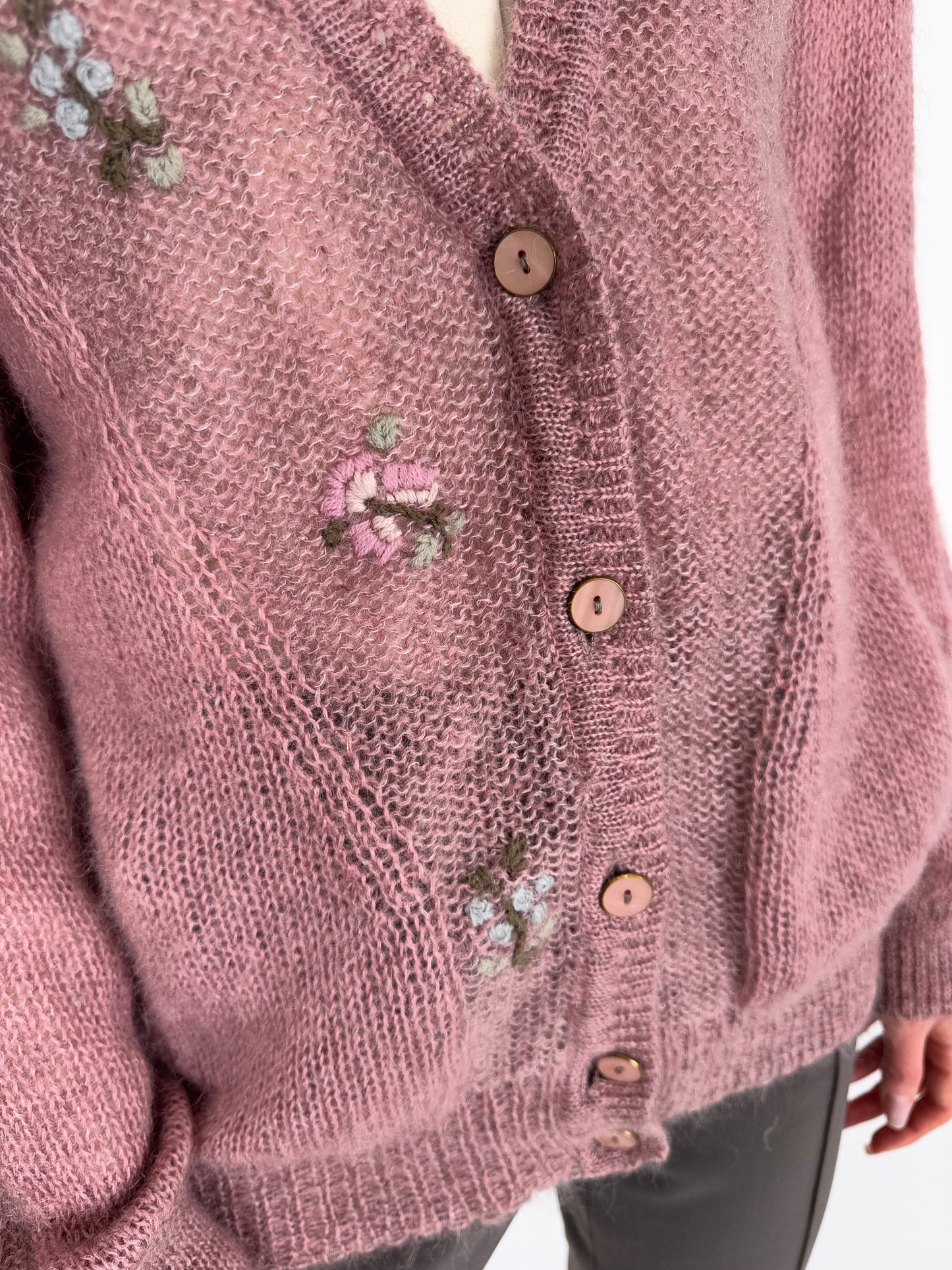 Cardigan vintage bijuterie lucrat manual din baby mohair roz pudrat