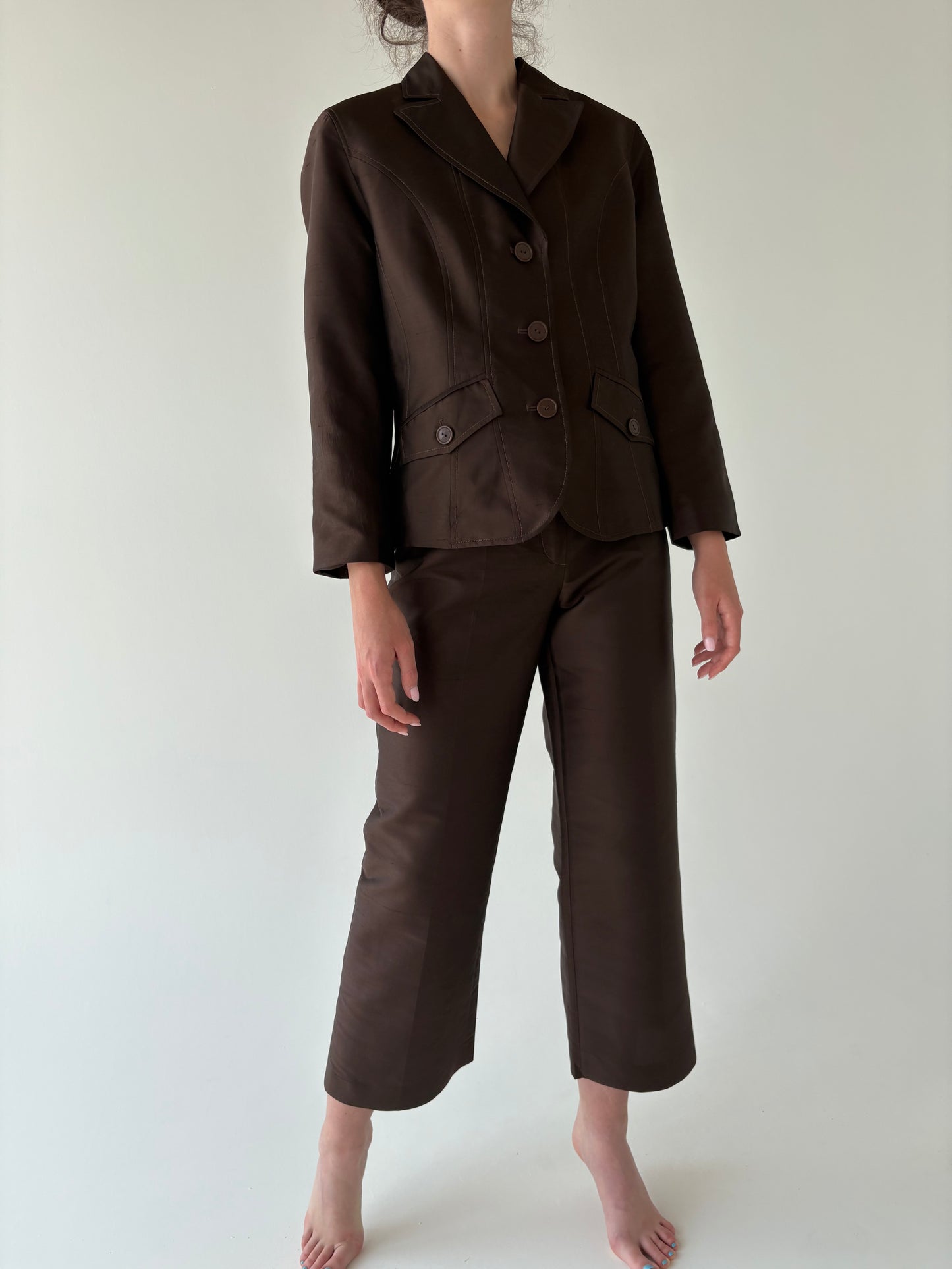 Costum în croi clasic chocolate brown din pânză de mătase naturală