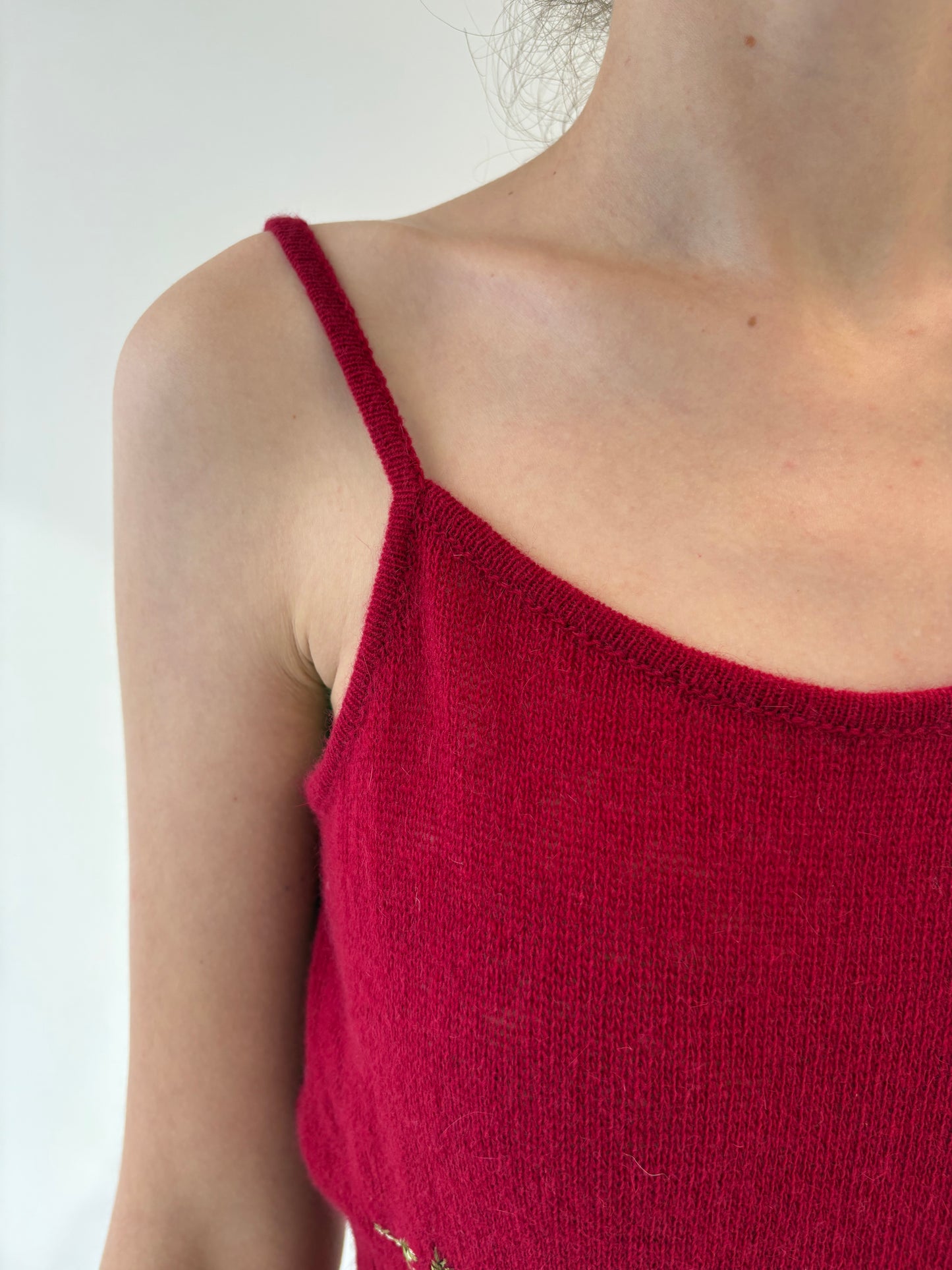 Set vintage tall dark cherry red din lana extrafina cu broderie superbă
