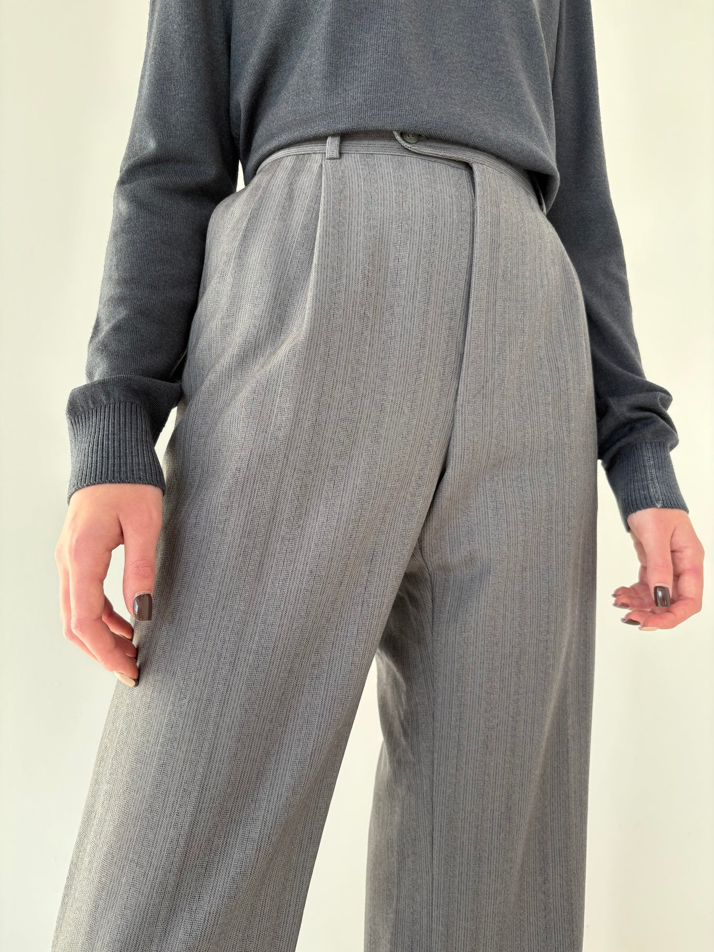 Pantaloni din lana extrafina cu pense și dungi fine verticale