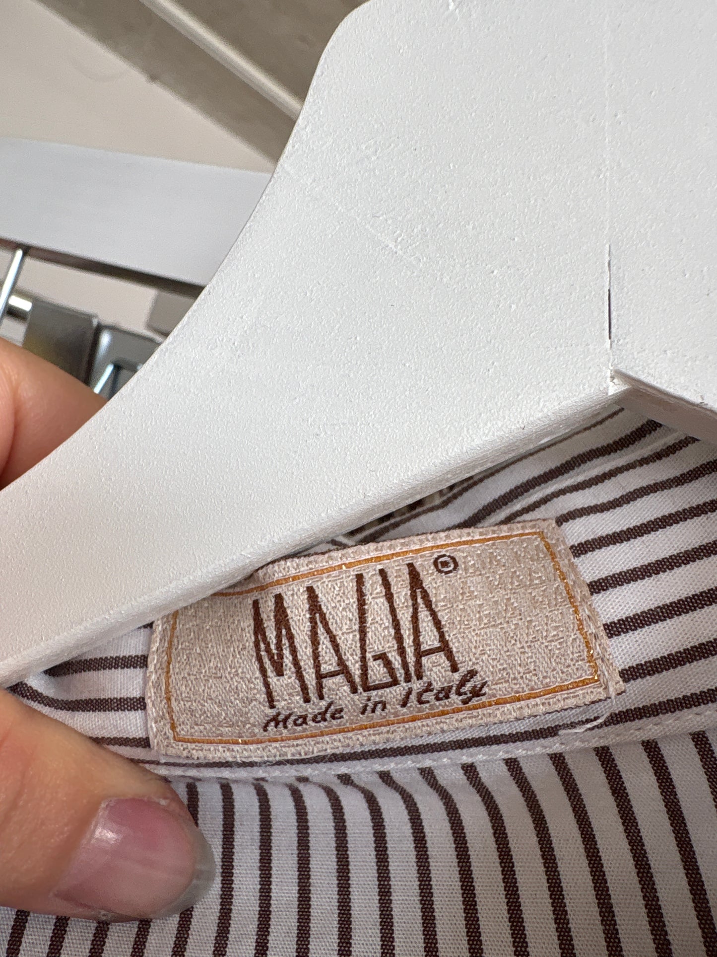 Cămașa premium italiană cu dungi fine chocolate brown și broderie