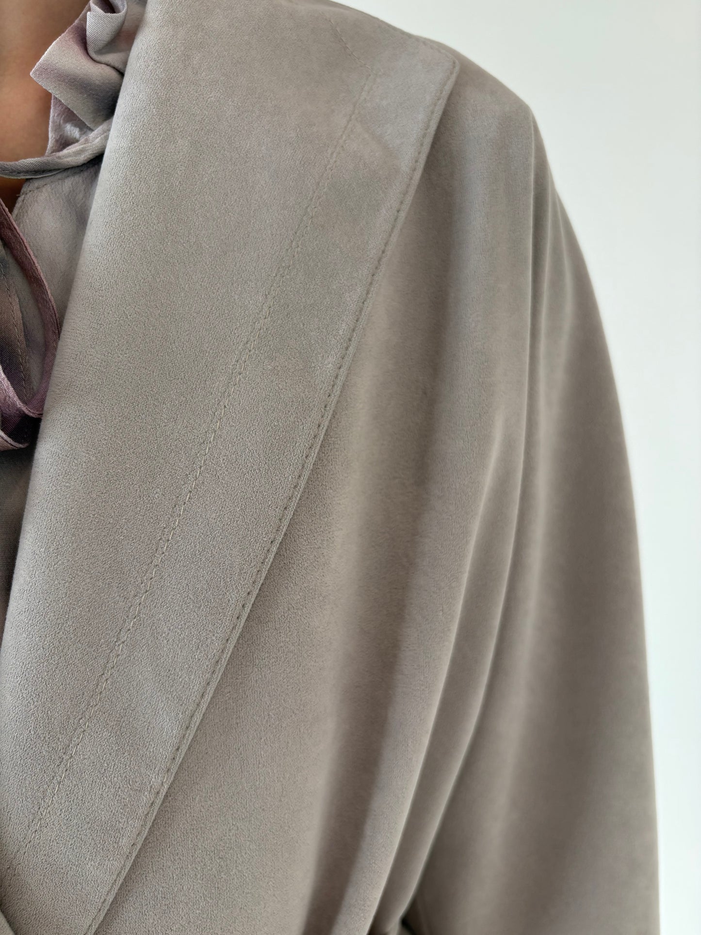 Sacou vintage petite warm gray cu talie marcată și aspect de piele întoarsă