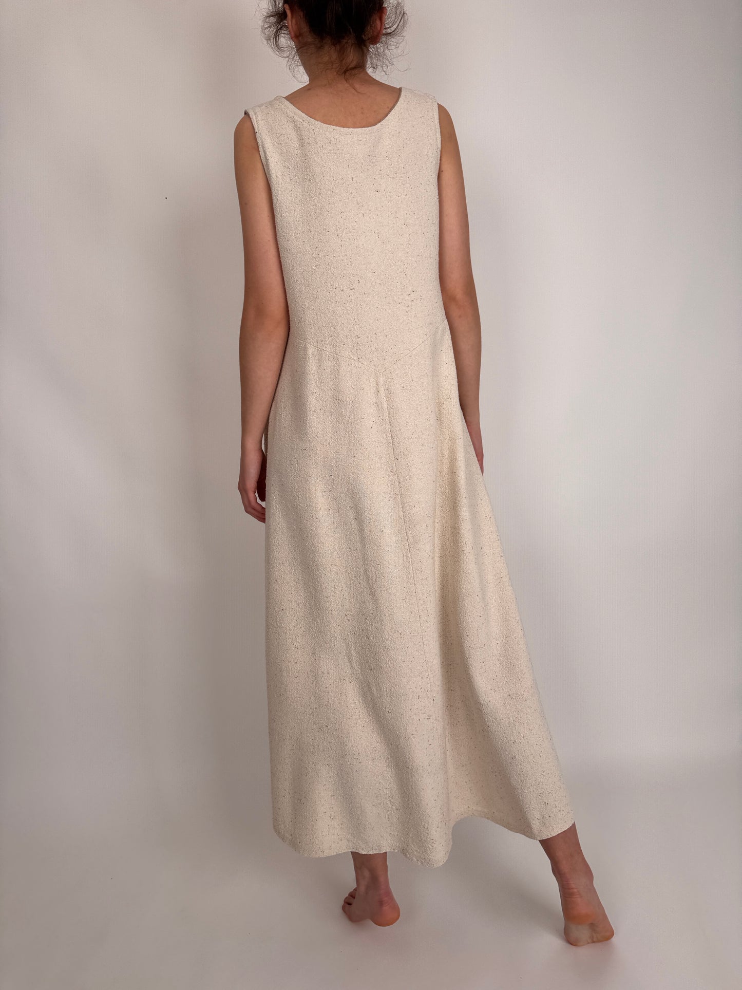 Rochie linen nude din pânză grea excepțională în croi minimalist