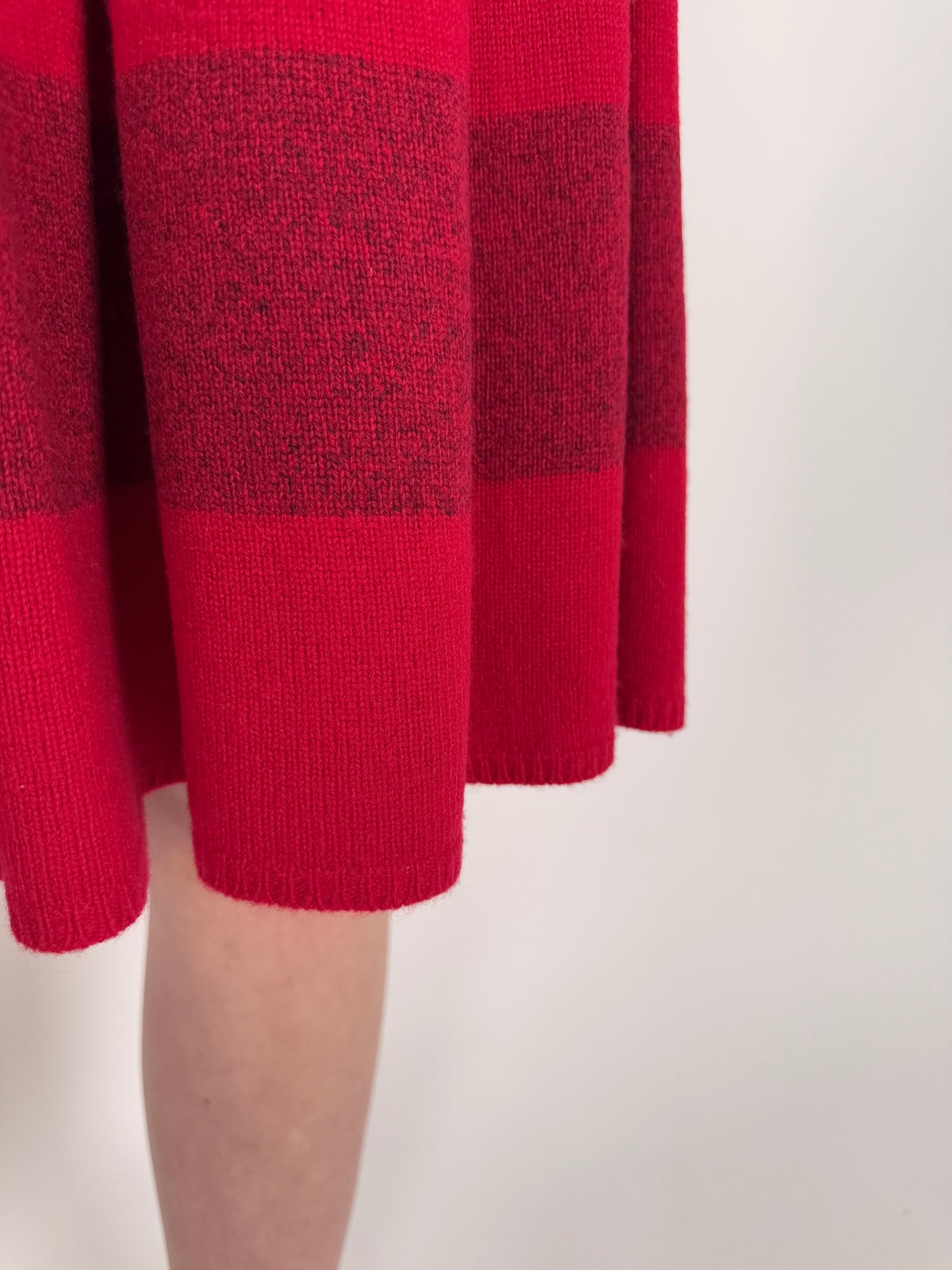 Fustă cherry red din tricot de lana extrafina cu talie ultra marcată înaltă