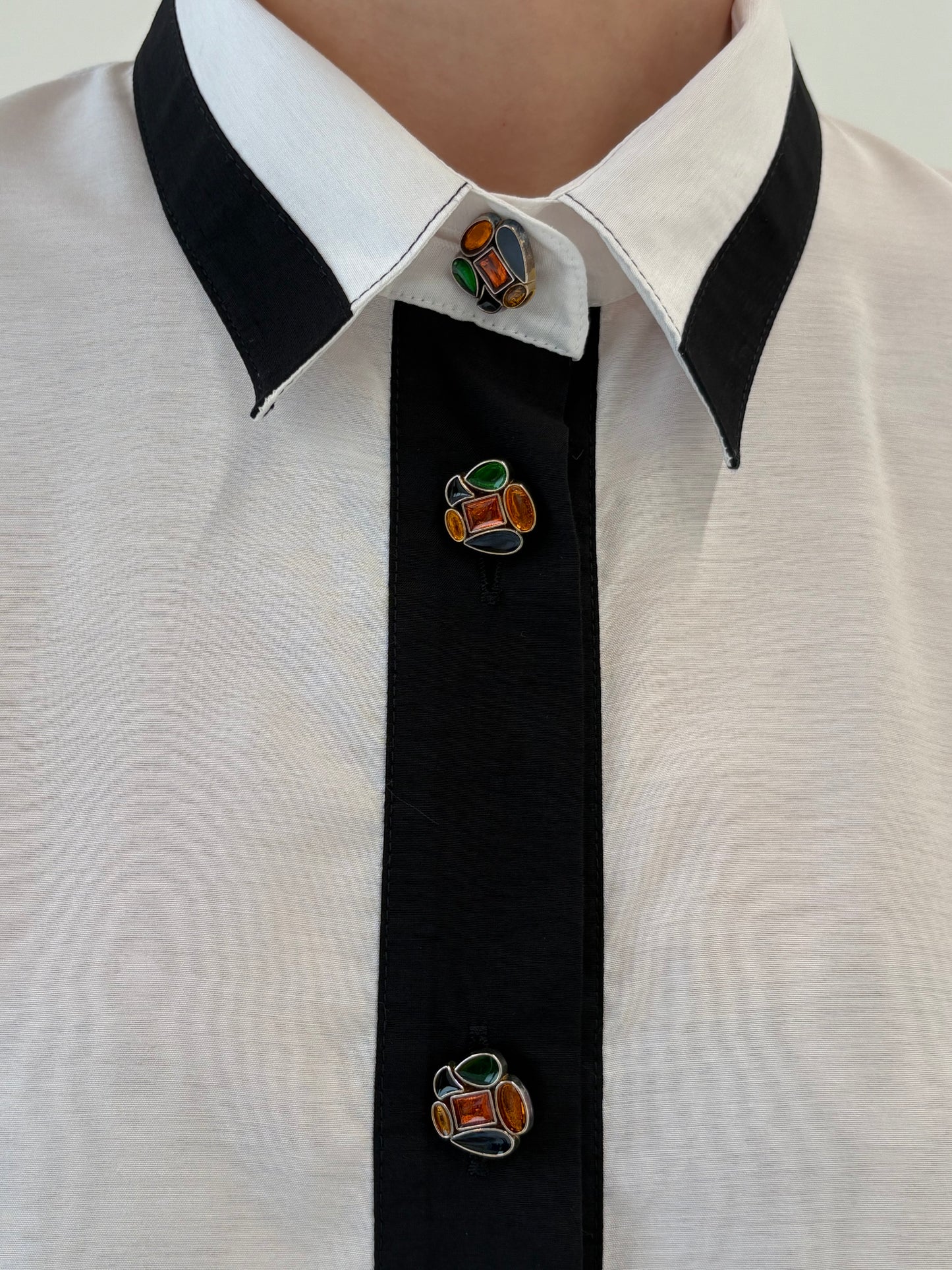 Cămașa vintage cu paspoal negru și nasturi decorativi